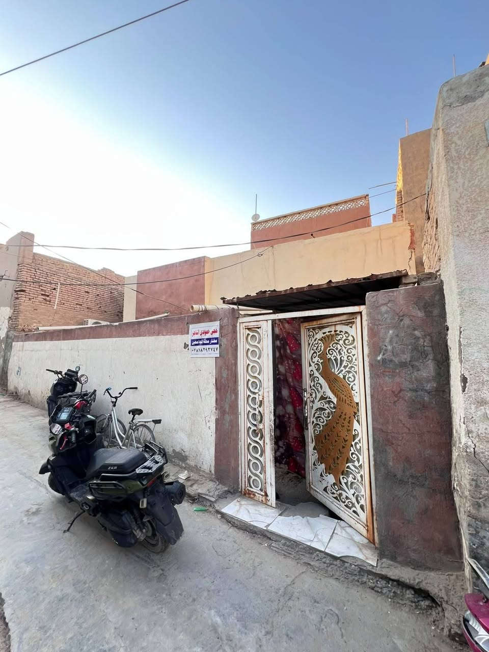 دار للبيع في منطقة الجامعين قريب على الشارع العام مساحة ١٨٠ متر بناء قديم بأسمي الاستفسار ***********
