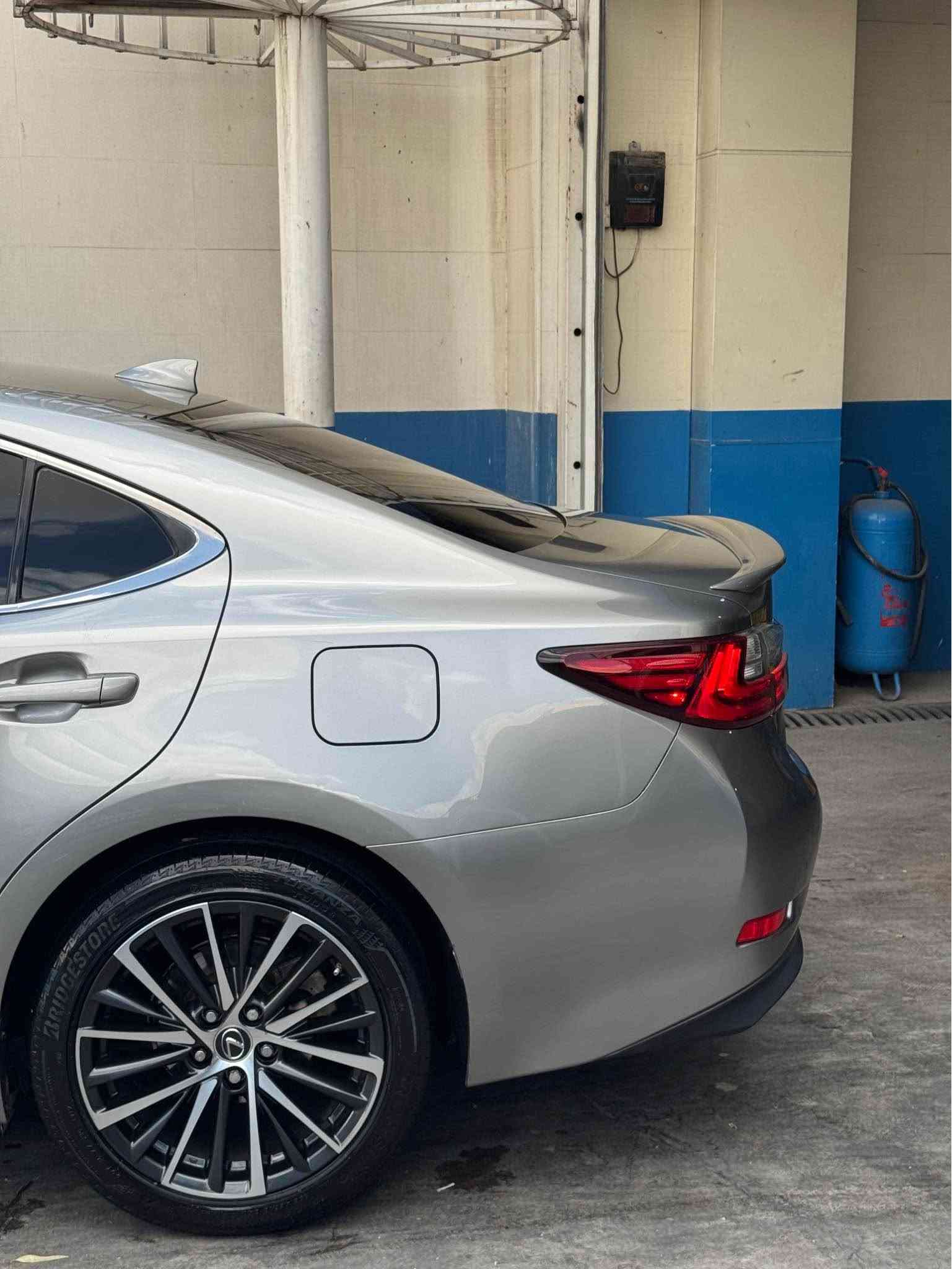 Lexus es350 تەنها 74 هەزار رۆشتووە گێڕو مەکینەو کارەبایات هەمووی بەشەرت تەزە خۆم سێرڤزی عامم بۆ کردووە سەیارەکە تەنها بۆنیتو چاملخی بۆیاخە بەو شەرتەی   شاصی قرچیشی نەبێ سەوتی دیجیتاڵیش بەشەرت 
شوێن سلێمانی 
*********** السليمانية, العراق
