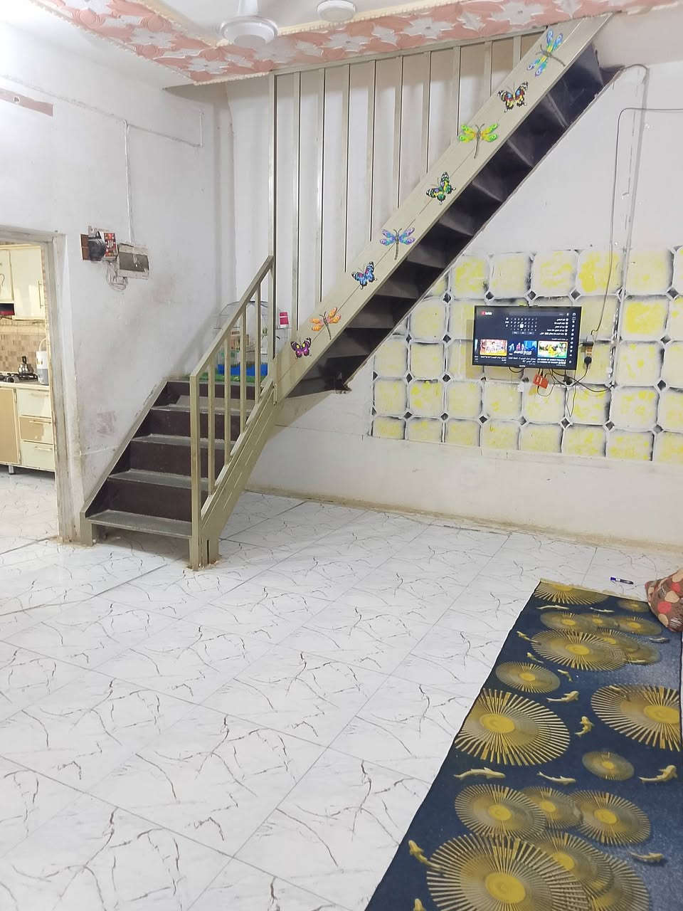 السلام عليكم بيت للبيع مساحته 128طابقين الطابق الأول يتكون من براني صحيات مطبخ غرفه صاله والطابق الثاني يتكون من غرفتين +غرفه وصحيات وصاله فضاء الدغارة  قرب دكتوره ايمان مطلوب 18مليون اسكان الاستفسار الاتصال برقم ***********
