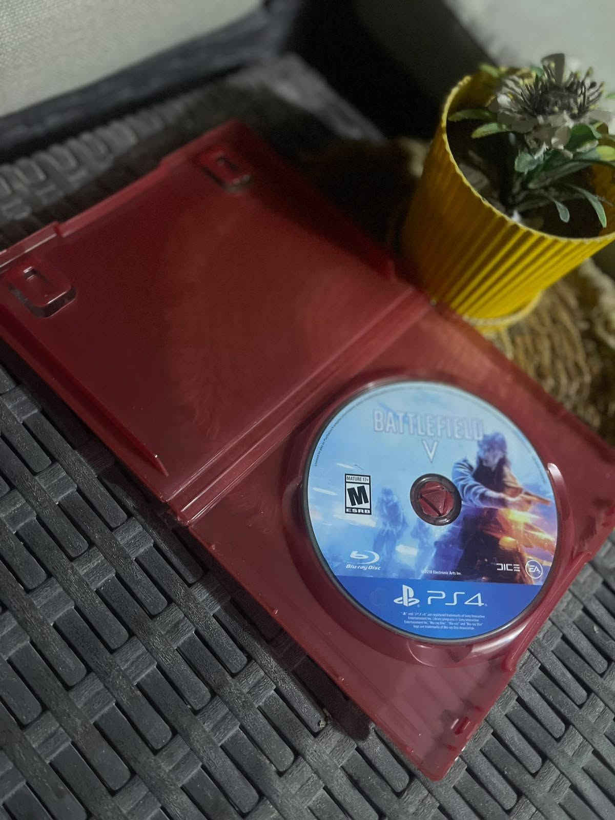 أقراص PS4 نظافة فول، شغال 100% بدون شخوذ
Battlefield V / Mortal Kombat 11 / GTA V Premium / Bloodborne / COD Advanced Warfare
السعر 60الف شلع وذا واحد ع 15الف 
مكاني بغداد وتوصيل موجود
