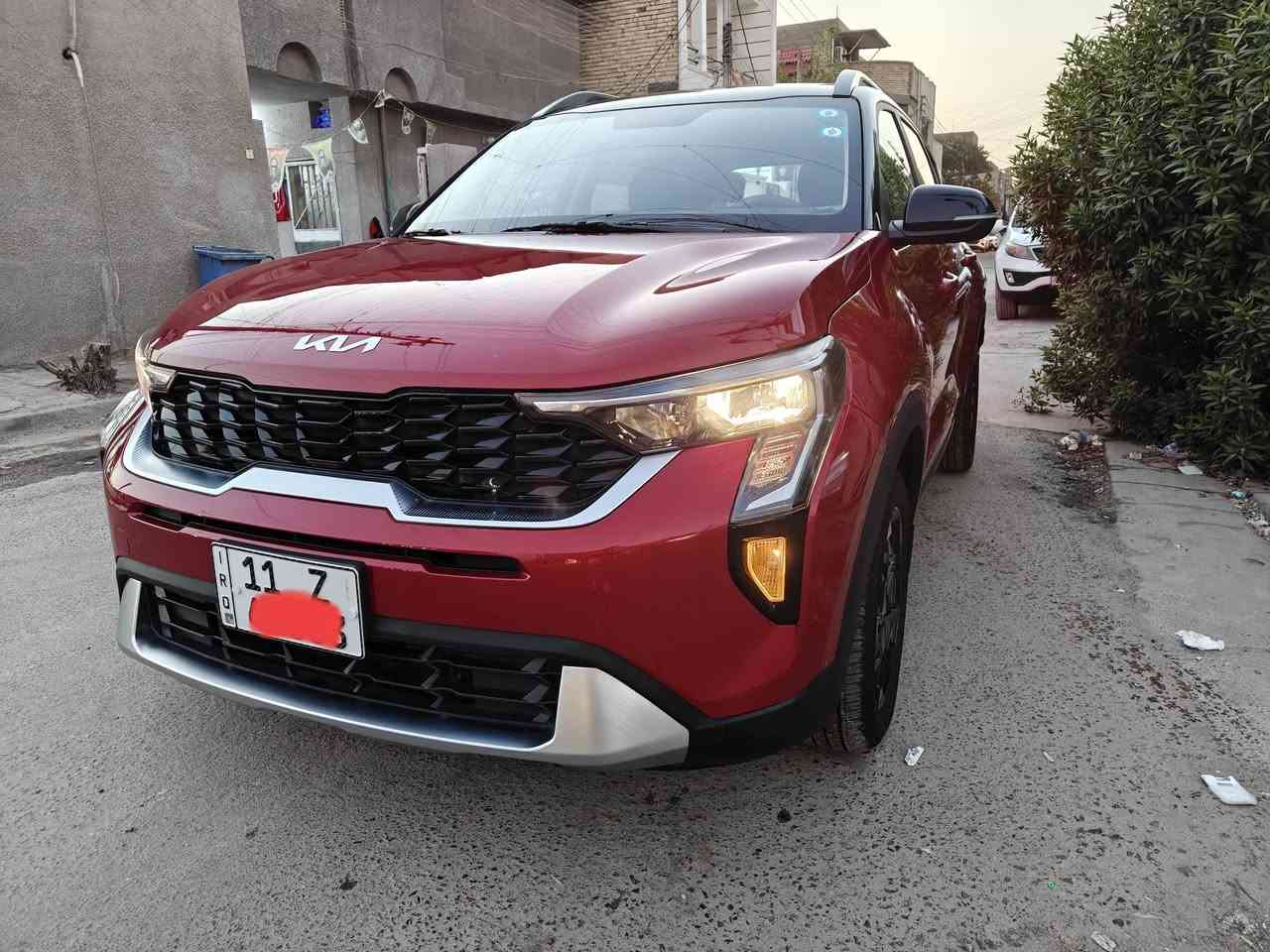 تحيه طيبه
للبيع كيا سونيت 2025
خليجي كيا الدوليه ام الضمان 
كوري اصلي وليس صيني 
السياره فول مواصفات حقيقي 1/1 وماكو اكثر مواصفات بالسونيت تو كلر 
- بصمه
- فتحه 
- كراسي جلد 
 - تبريد مقاعد وتبريد خلفي ومقاعد كهرباء 
- شاشه تدعم جميع البرامج بالعربيه مع كامرا دواره 
- تشغيل عن بعد 
- مري طي كهرباء اوتو 
- حساسات خلفي امامي ومحيطي 
- حمالات سقف لشد الامتعه
- تركشن 6 مودات للقياده 
- اريل نفكيتر 
- تثبت سرعه اثناء القياده وبالمنحدرات 
- لدات امامي خلفي مطعمه بالبيانوبلاك 
الخ ... من المواصفات الستاندر 
العده والسبير غير مستخدمه
عداد المسافه 18 الف كم فقط 
مكفوله من جميع النواحي 
السعر 16.500 $
يعني ١٦٥ ورقه قابل للتفاوض بالمعقول 
للاتصال ***********
