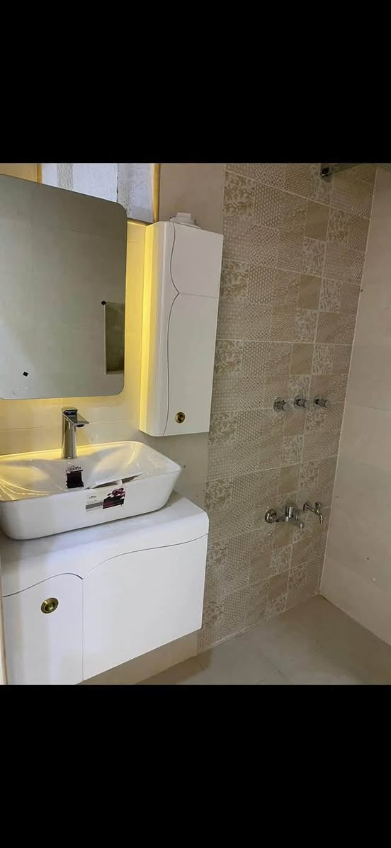 بيت للبيع بناء جديد 2025 درجة اولى شارع عريض
المساحه 70 متر مربع صابو صرف 3 طوابق 4 غرف نوم واستقبال وصالة الواجهه 5 متر بي تداخل من الخلف بالغرف الاخيره 
كراج كبير وخدمات خارجيه
يحتوي على استقبال 3.5 * 5
ممر جانب الاستقبال
خدمات في الطابقين 
مطبخ كبير
غرف نوم كبيره 5*4.5
وثلاث غرف نوم 2*5
العنوان الشعب قرب سوق شلال منفذ الخيمة او شارع وصفي المضمد بنفس الشارع العريض قرب اسواق ضياء
***********
