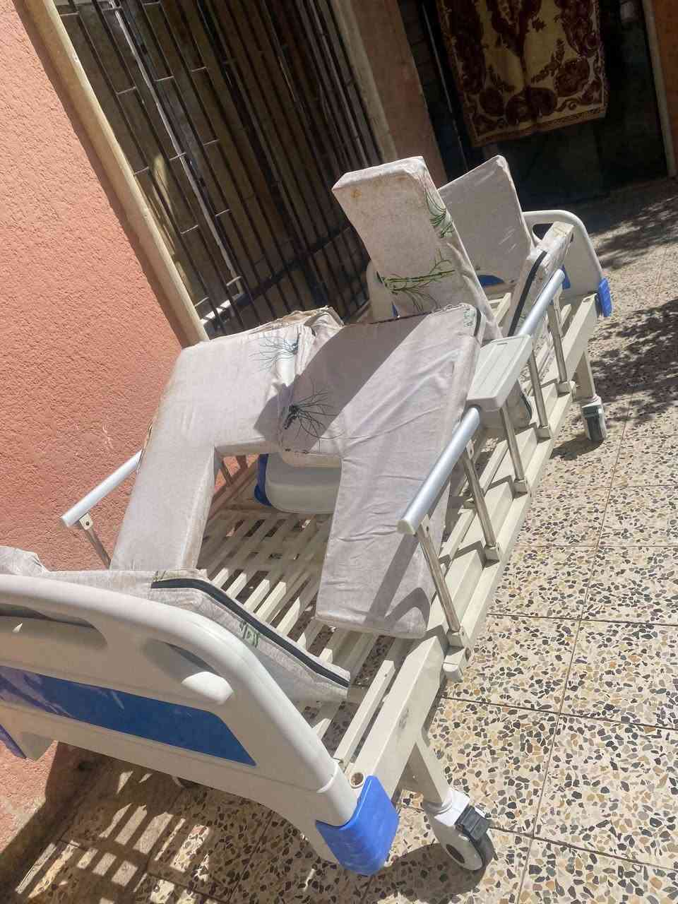 للبيع سريرطبي خمسة حركات مع كافة الملحقات مستخدم كلش قليل موجود موصل الجانب الأيمن حي الغزلاني لمعلومات اكثر اتصل  ***********
