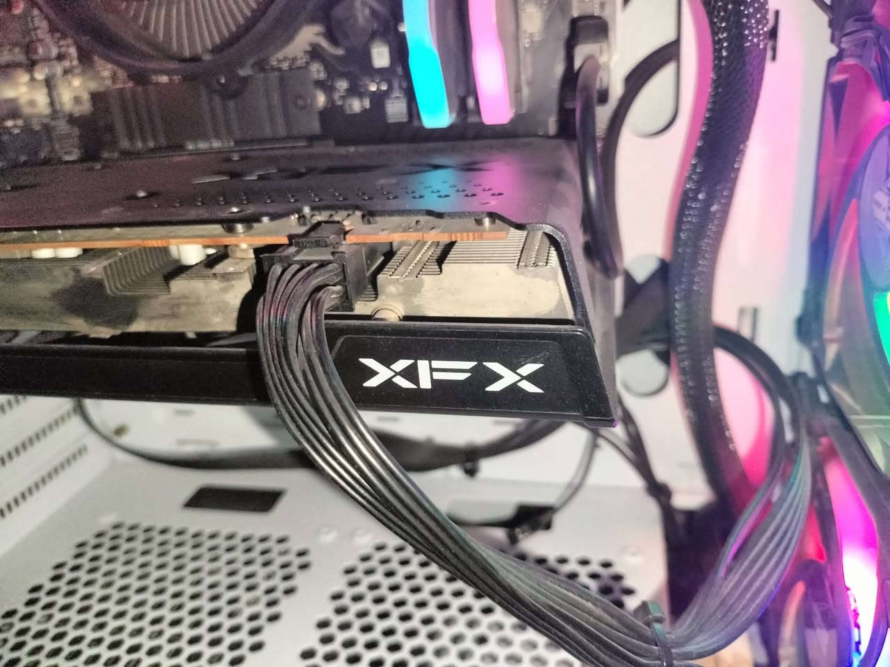السلام عليكم ورحمة الله وبركاته اخوان مكلف بل نشر pc للبيع بحالة جيدة ممتازة ما مستخدمة هواي شي قليل
المواصفات:
المعالج (CPU): Intel Core i5-13400F
المشترد (Cooler): DeepCool Alta 9
المذربورد (Motherboard): MSI B760M-E DDR4
كرت الشاشة (GPU): XFX AMD Radeon RX 6600 XT
الرامات (RAM): Black Wolf 16GB (8x2) RGB
التخزين (Storage): M.2 NVMe SSD 512GB (بالإضافة إلى هارد خارجي  إضافي 1TB SSD)
باور سبلاي (PSU): 650W
الكيس (Case): MASS 01 Black
معلومات إضافية:
البي سي ممتاز جداً لألعاب الـ FPS والألعاب القوي (Forza5 Call of Duty, rocket league GTA5V) بدقة 1080p بأعلى إعدادات وفريمات عالية.
الحاسبة شغال عليها نظام Windows 11 Pro وجاهزة للاستخدام الفوري.
نظيفة جداً وخالية من أي مشاكل.  
السعر خاص مع ميز كاربون فايبر  ومع كيبورد ميكانيكي التواصل مع الرقم:‏(‪***********‬‏) 
العنوان : بغداد
السلام عليكم ورحمة الله وبركاته اخوان مكلف بل نشر pc للبيع بحالة جيدة ممتازة ما مستخدمة هواي شي قليل
