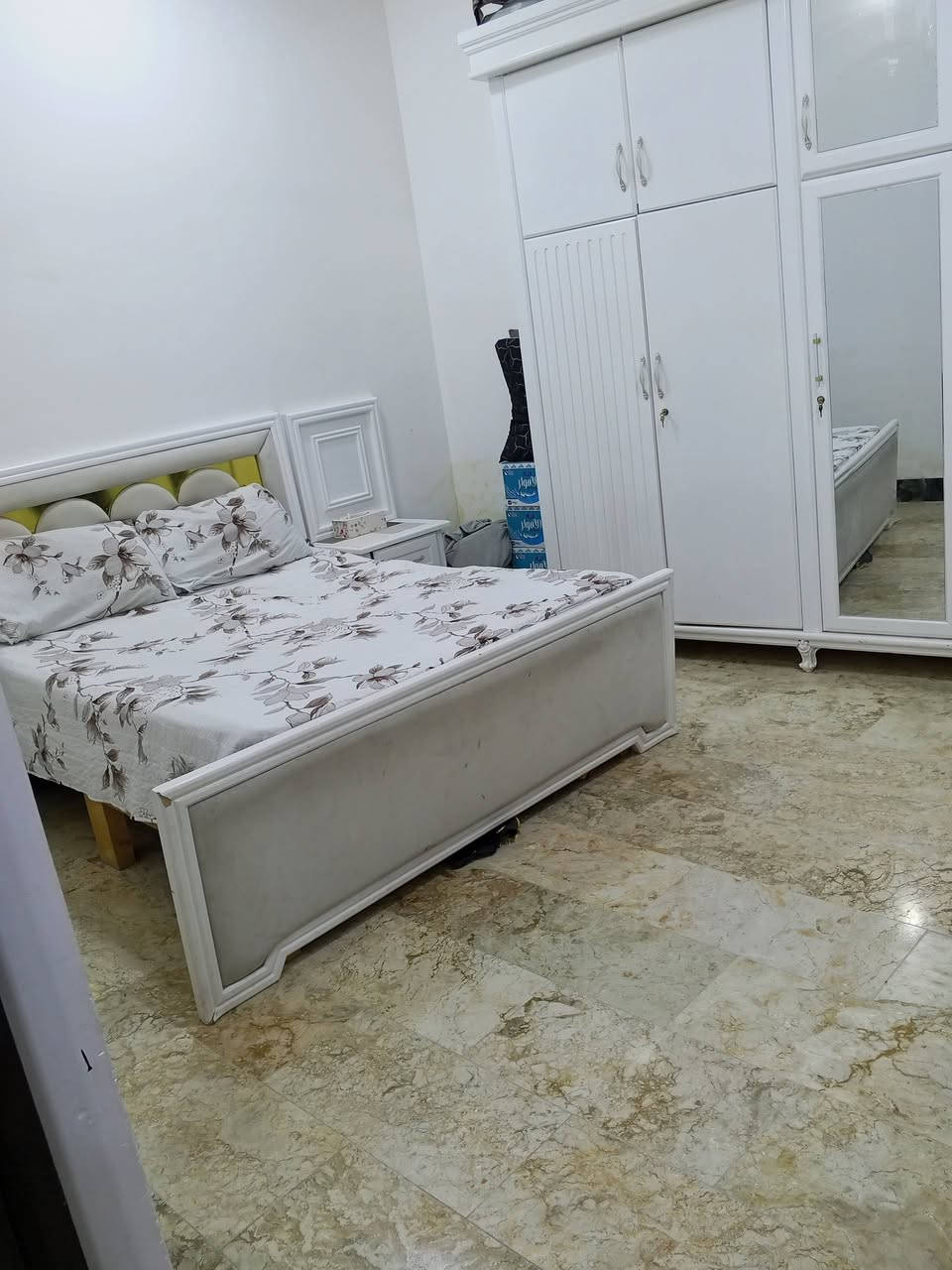 سلام عليكم بيت للبيع شموخ شارع ابو هبه مساحه 100 متر طابق ونص غرفتين وصاله ومطبخ وصحيات داخليه وخارجيه وديوانيه البيت كله مرمر منضومه كامرات منضومه مي ارو عرض الشارع 12 متر والسعر 120 قابل للتفاوض ☎️***********
