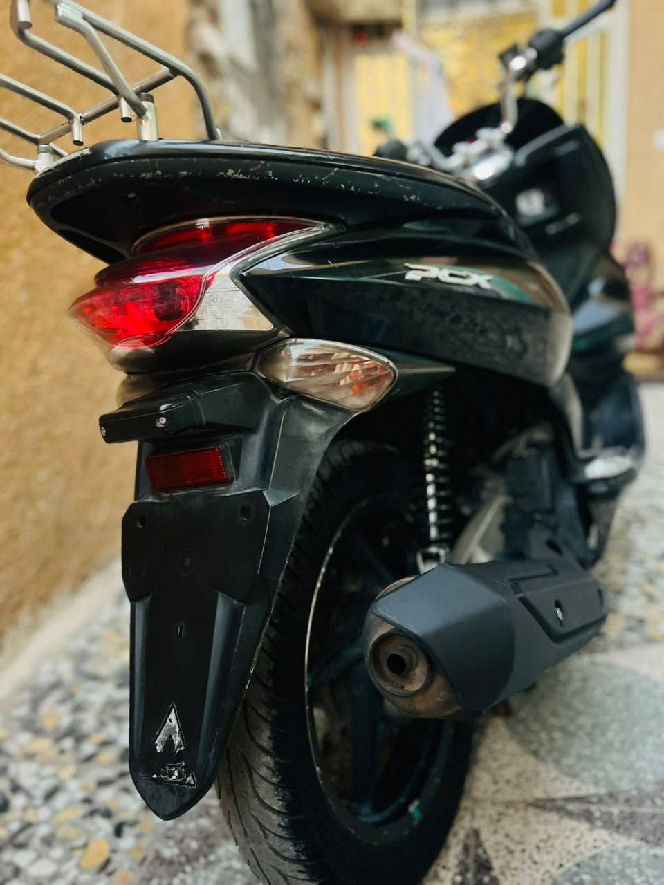 السلام عليكم pcx جيل الأول ياباني دراجه نضيفه حساس زدحام حساس ستان كهربائيات كلها شغاله كفرات بلاديه مكينه 125 خرسه دراجه نضيفه اي نقص مابيها اوراقها كامله سعر مليون وبيها مجال المكان بغداد مدينه صدر الاستفسار *********** موديل 2016
