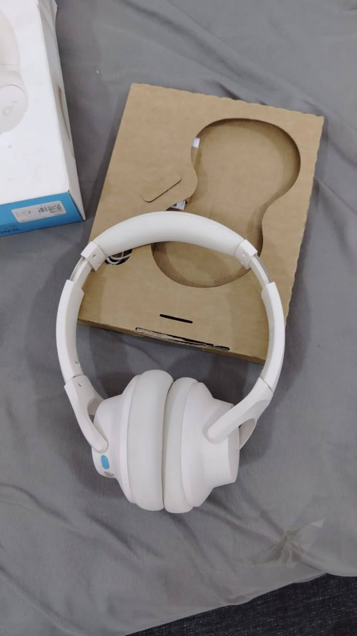 🎧 سماعة Soundcore Q11i من Anker – أصلية
🔥 صوت قوي وباس عميق مع تقنية BassUp بضغطة واحدة
🎵 Hi-Res Audio عند استخدام كابل AUX
🔊 درايفرات ديناميكية 40mm
🔵 Bluetooth 5.3
🔋 بطارية تصل إلى 60 ساعة تشغيل
⚡ شحن سريع: 5 دقائق شحن = حتى 4 ساعات تشغيل
🔄 اتصال بجهازين في نفس الوقت (Multipoint)
🎙️ ميكروفون مدمج للمكالمات
🧼 وسائد أذن قابلة للفصل والاستبدال
📱 تدعم تطبيق Soundcore وتخصيص الصوت عبر EQ
🎒 تصميم قابل للطي وسهل الحمل
⚖️ الوزن: حوالي 241 غرام
❗ ملاحظة: السماعة لا تحتوي على ANC (إلغاء الضوضاء النشط).
📦 الحالة:  نظيفة، مع العلبة الأصلية حسب الصور.
💰 السعر المقترح للبيع: 50الف
الرقم:*********** 
📩 السعر قابل للتفاوض بشكل بسيط
