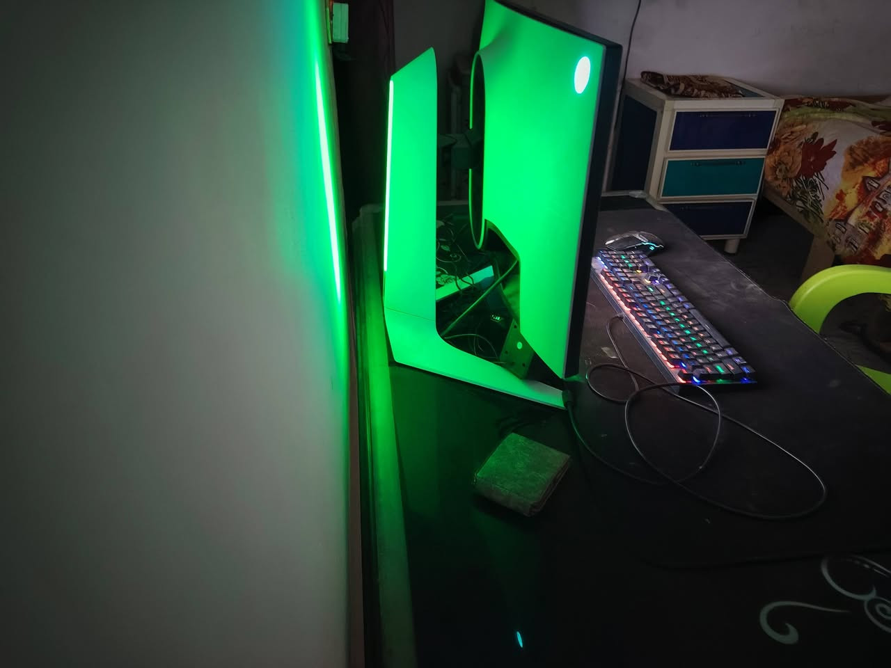 شاشة كيمنك العاب
شاشة النوير كيمنك العاب
النوير Alienware حجم 27
240Hz Gaming Monitor 27 Inch
FHD (Full HD 1920 x 1080)
Display,
IPS Technology,
1ms Response Time,
Lunar Light - AW2720HF
للبيع
السعر 250 الف وبيها مجال

اتصال ***********

نص مكتوب في الصور:
- Aug 20 21:38 New Tab G Search Google or type a URL tfjgjg Games at Mini... Era Istrefi - Bo... (109) حل جميع ... New Chrome available Can't update Chrome Chrome couldn't update to the latest version, so you're missing out on new features and security fixes. Reinstall Chrome Google Search Google or type a URL AI Mode Facebook Web Store 10FastFingers.c... Google ترجمة emara-academy edclub قصص canva (پوکی) Poki YouTube Customize Chrome