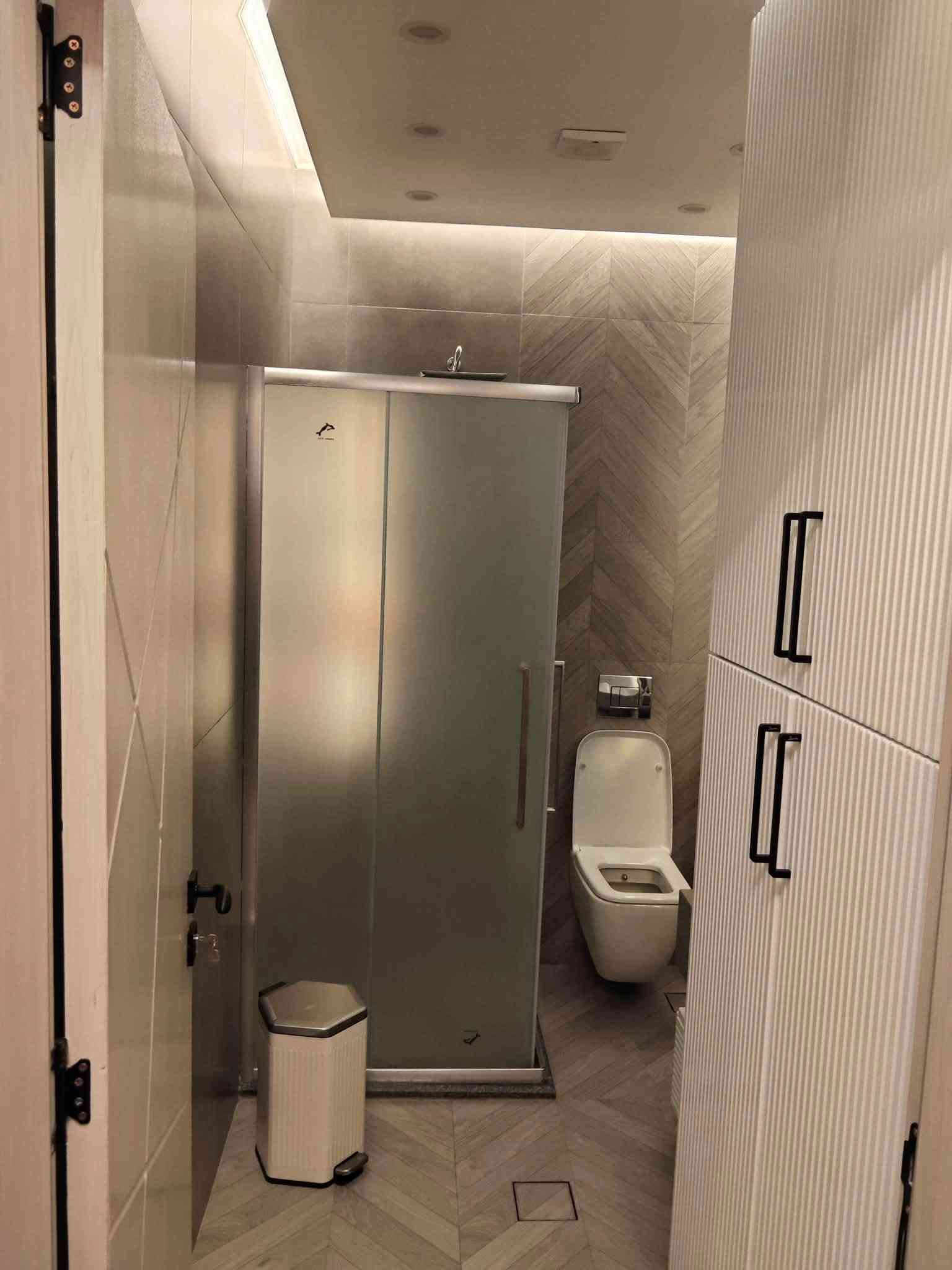 شقة للبيع 

مجمع الايادي السكني ( بسكولاته ) 

عمارة 20 
طابق ٥ 
وجه عالسريع 

163 متر مربع 

الشقة صارفين عليها ومغير هواي امور بيها 

أرضيات الشقة مرمر 
حمامات إسباني من اشتي 
غربيات ومغاسل وخلاطات فيترا تعليق 
الشبابيك دبل كلاس مع المنيوم ثيرمل بريك من الومكس 
الأبواب خشب تركية
الكاونتر خشب hdf من كارش
باب سلايد بالغرفه الوسطيه يفتح على مخزن
سبالت عدد 4 گري 
سخانات عدد١ 
الشقه تباع مؤثثه
 

لمعرفة تفاصيل اكثر الاتصال عالرقم 
***********
