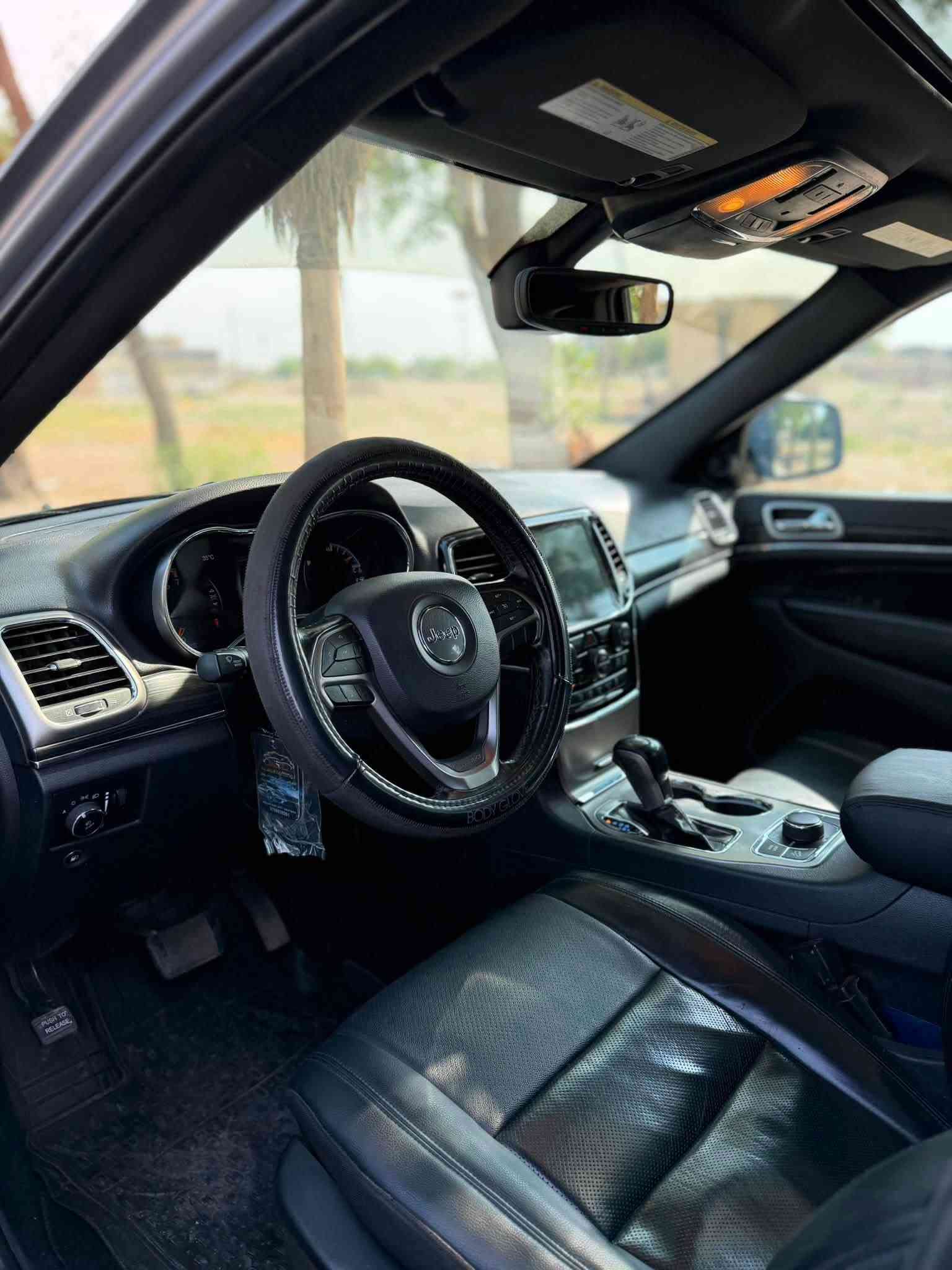🚘 جيب جراند شيروكي 2020
🔹 الموديل: 2020
🔹 اللون الخارجي: رصاصي
🔹 المحرك: 6 سلندر
🔹 القير: أوتوماتيك
🔹 الدفع: رباعي
🔹 الشاشة: شاشة كبيرة
🔹 الداخلية: جلد
🔹 الكشنات: جلد
🔹 المقاعد: كهربائية
🔹 المقود: متعدد الوظائف
🔹 كاميرا خلفية
🔹 حساسات خلفية
🔹 تحكم بالمقود
🔹 بلوتوث + USB
🔹 مثبت سرعة
🔹 تكييف أوتوماتيك
🔹 تشغيل بصمة
🔹 دخول ذكي
🔹 جنطات ألمنيوم
🔹 أنظمة أمان متعددة
🔹 السيارة بيها بنيد +دعاميه 
🔹بنورامه
🔹السعر 19,500 الف دولار 
للتواصل ***********
