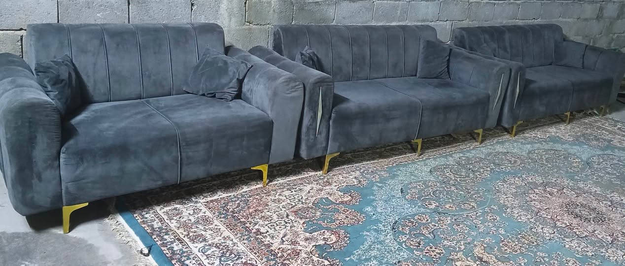 ▪️ تخم 8 مقاعد  اللون الرمادي مع كوشات 

▪️ كلش  نضيف سعر خاص 

▪️المكان حصوه حي عداي قرب موكب الزهراء

📲 للاستفسار اتصال : ***********
