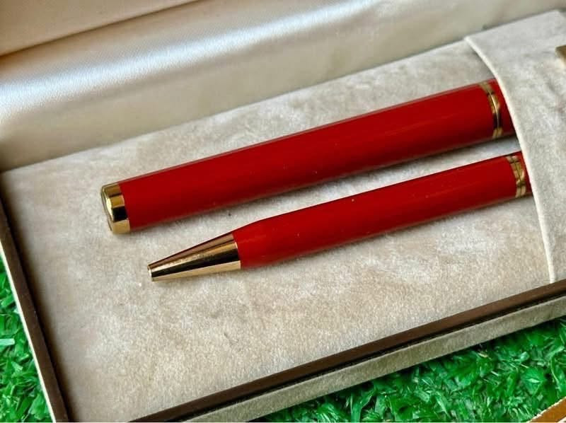 سيت أقلام شيفر ( Sheaffer) تاركة 
أمريكي اصلي انتاج الثمانينات 
ريشة ذهب خالص عيار ١٤ 
حجري نوادر مع تغليف الذهب  
حبر - جاف - الحجم M 
لوك غير مستعمل 
مع العلبه الأصلية والكتلوك   
للاتصال ***********
