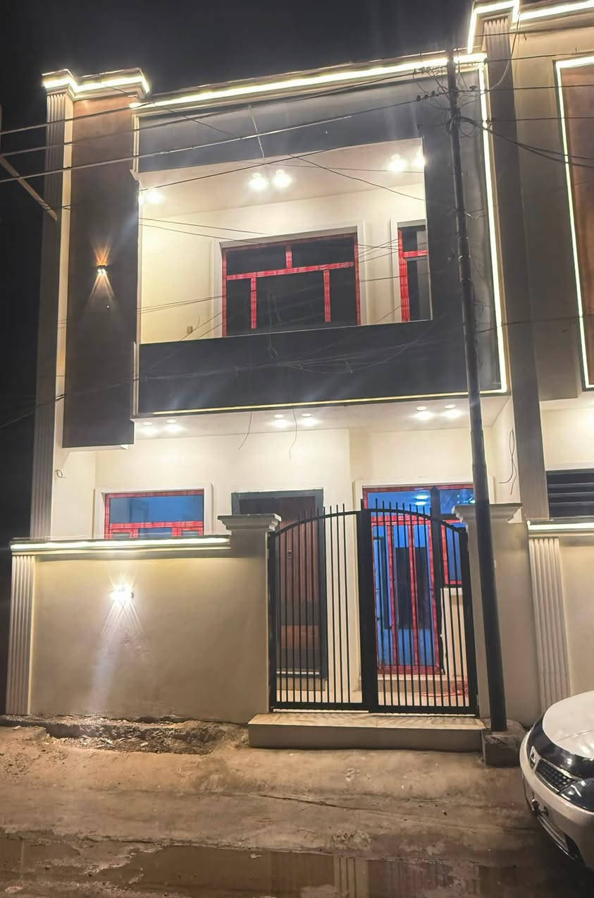 السلام عليكم
🌟 للبيع – دار حديث البناء  (زيرو) 🌟بناء 2026 
📄 طابو صرف – سكني – جاهز للسكن 

📍الموقع:
بغداد / البياع / حي الري – قرب شارع قطر الندى
المساحه /
* المساحة: 90 م²
* الواجهة:* 6 م
* النزال:* 15 م
3 غرف نوم   +. 2 خدمات صحية
درج مرمر ، محجر جام ،ارضيه بورسلين هندي ، باب قاصه تركي 
 الطابق الأرضي:
* مدخلين 
*  مدخل  مطبخ سيراميك
*مدخل  استقبال 
* هول حولي كبير 
* غرفه نوم ارضيه 
* خدمات صحية
* مناور 
الطابق الثاني:
* 2 غرفه نوم 
* خدمات صحية
* بيتونة
* سطح أمامي وخلفي
* ⁠
📍 العنوان: بغداد / الكرخ / حي الري
📞 للاستفسار والاتصال: متوفر واتساب 

***********
***********
