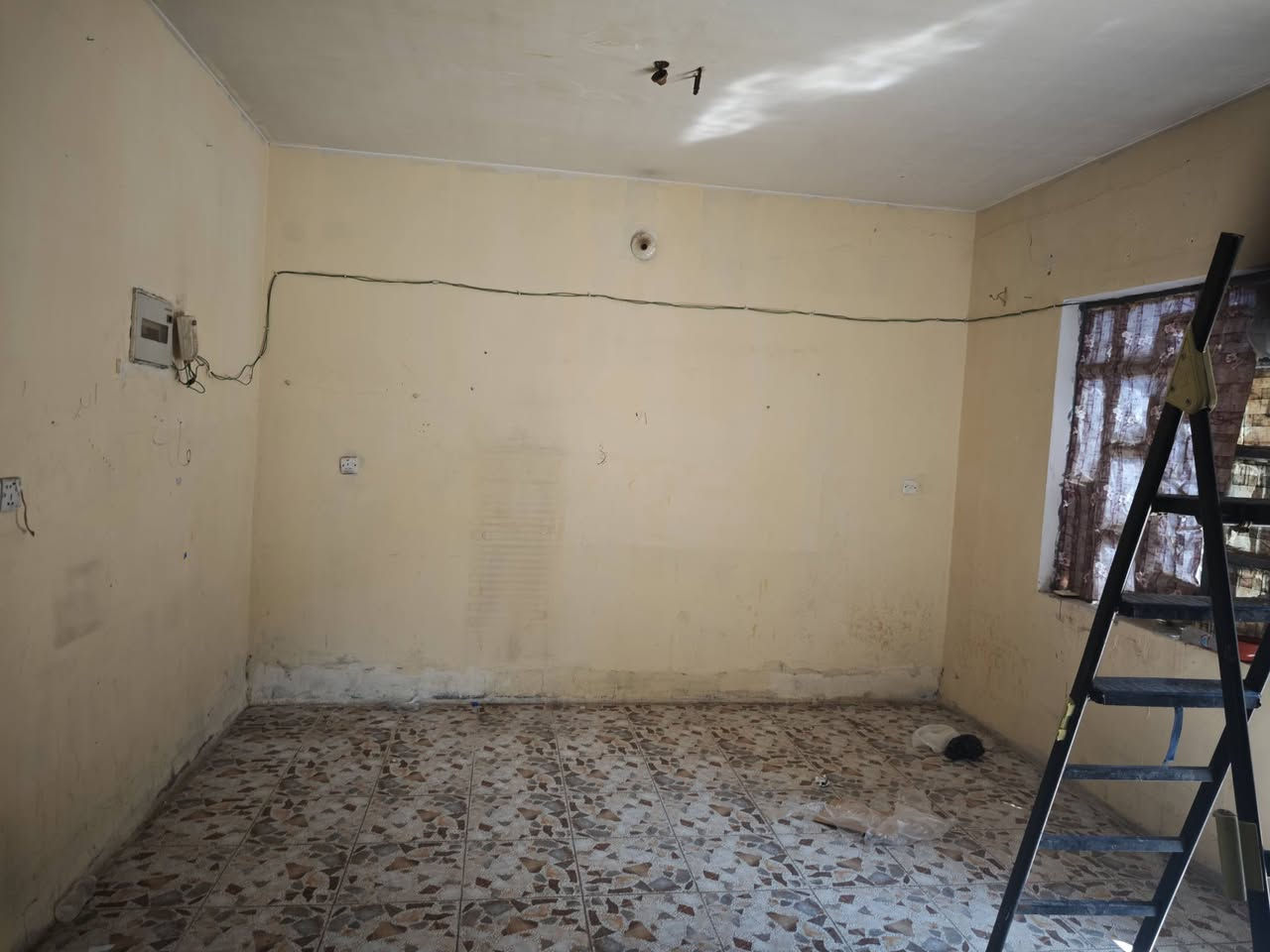 غرفتين وحمام وتواليت وصالة ( من ضمنها المطبخ)
و سطحين+ البيت بحالة جيدة ونظيف ماكو شيء مكسور ونقط الكهرباء كلهن موجودة 
المكان: بداية السريدات الجديدة مدخل علوة السمج بداية شارع منصور الركابي المربع الأول / مساحة الطابق الأول 200 متر بس مساحة الطابق الثاني  150 متر / المي 24 ساعة متوفرة والكهرباء مال مربع الأول معروفة شلون زينة / الطابق الأول بي فقط 4 نفرات و الحمد الله هدوء 24 ساعة

 الايجار 300 ألف 

للتواصل: 
***********
