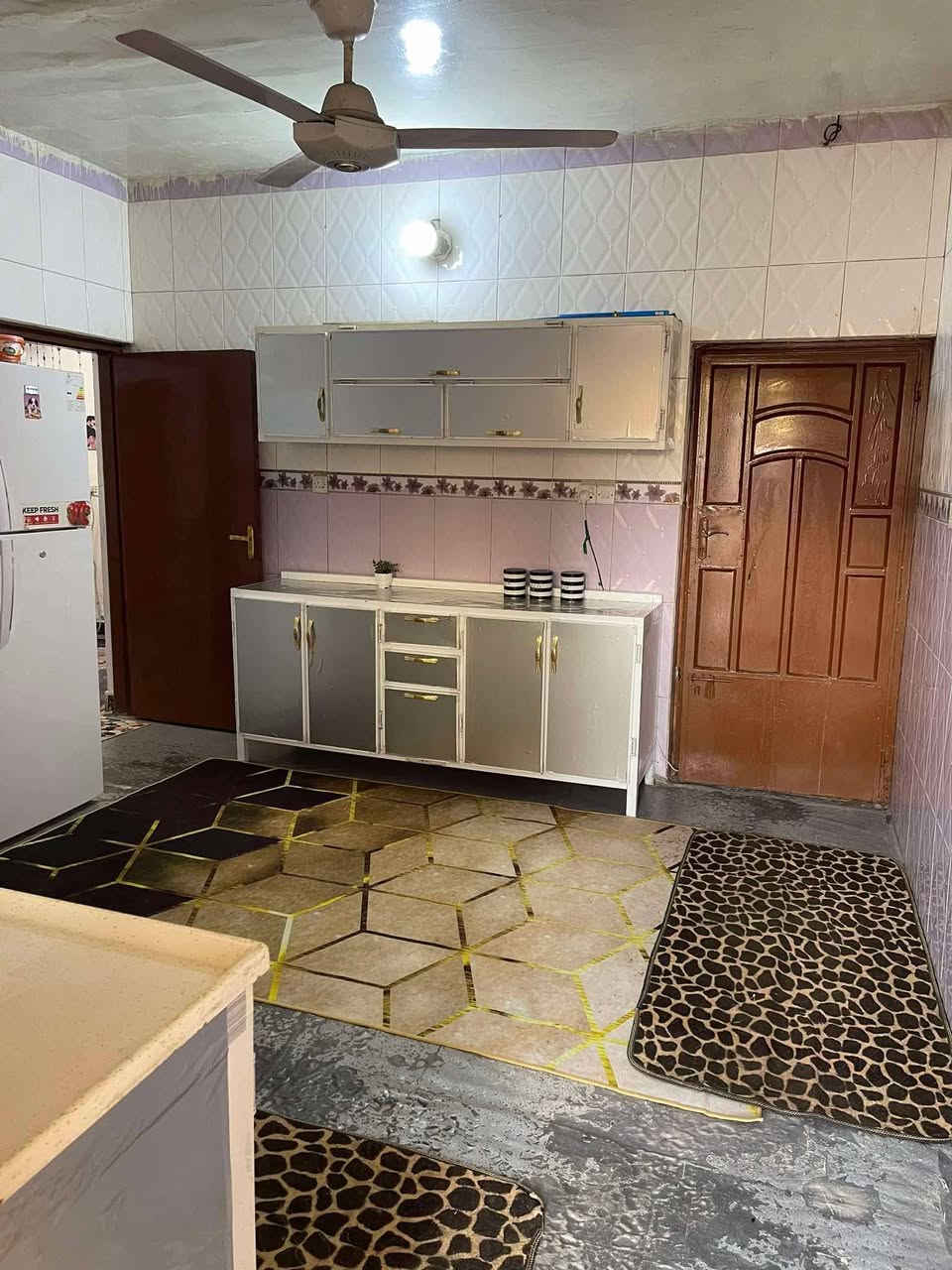 سلام عليكم بيت 185متر استقبال غرف نوم 2وصاله ومطبخ وحمام 2 مناور 2 ترك على طول الغرف حوش كبير المنطقة مكصوصه خالين سبيس باقي تبليط هاي الايام مجاري ماي كهرباء كامل المنطقة سكلات شارع 11اول فرع سعر80 بي مجال ***********واتساب البيت بي مجر حالين
