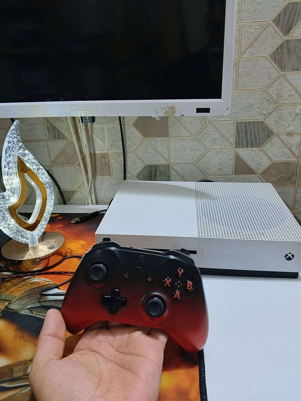 إكس بوكس ون s الجهاز ما مفتوح لك ستيكر مساحه واحد تيره ويه يدوى 
العنوان البصرة المعقل 

السعر 215 بمجال قليل للشراي وياه العاب جي تي اي 
 لعبه تختيم 
ويا جوستك وحدة 
 رقم الهاتف ***********
