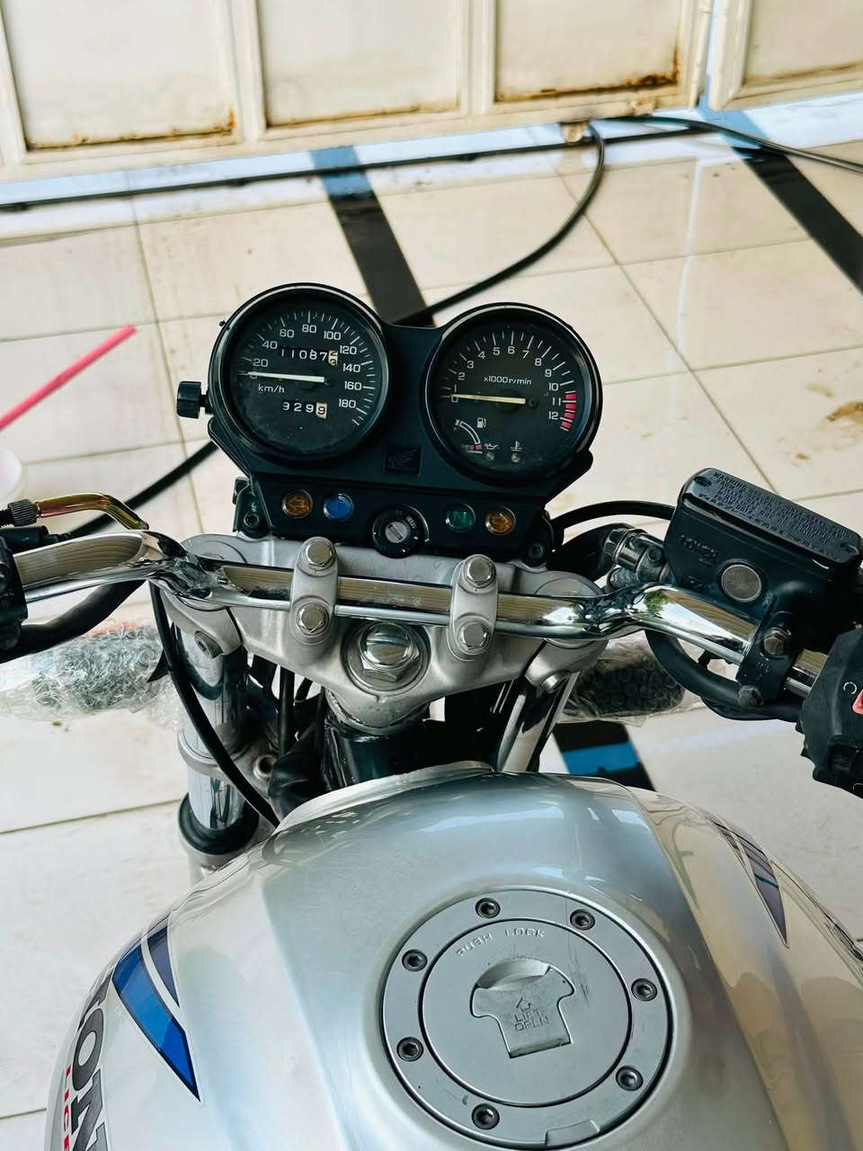 لسلام عليكم 
شباب اليوم جبتلكم cb400 موديل 2004
جيل ثاني هايبر 
حاويه شرط قبل شهرين نازله من لمعرض 
لمزاد مالته موجود 
ماشيه 11 الف حقيقي 
دراجه مزود عليهه من
كلجات رياضي + يدات رياضي + دبلات bm + صالنصه رياضي+ وصالنه كاتم مالت شركه 
دراجه من لمعرض عل بيت شرط كفاله عامه وراح نزل الكم صوره 
رجاءا لحد يكسر بحلال العالم واذا ما تعرف شنو الحاويه وشنو اسعارهن لا تحجي من يمك وتنطي سعر 
مكلف بل نشر رقم صاحب دراجه 
***********

سعر 20 وبي مجال
