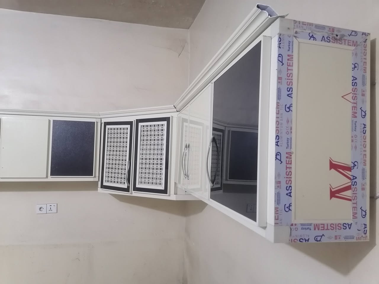 سلام عليكم
كونتر للبيع نضيف حطاطه 5 امتر طابقين وسنك متر ونص نفس اللون سعر 450 بي مجال رقم هاتف *********** واتساب موجود
