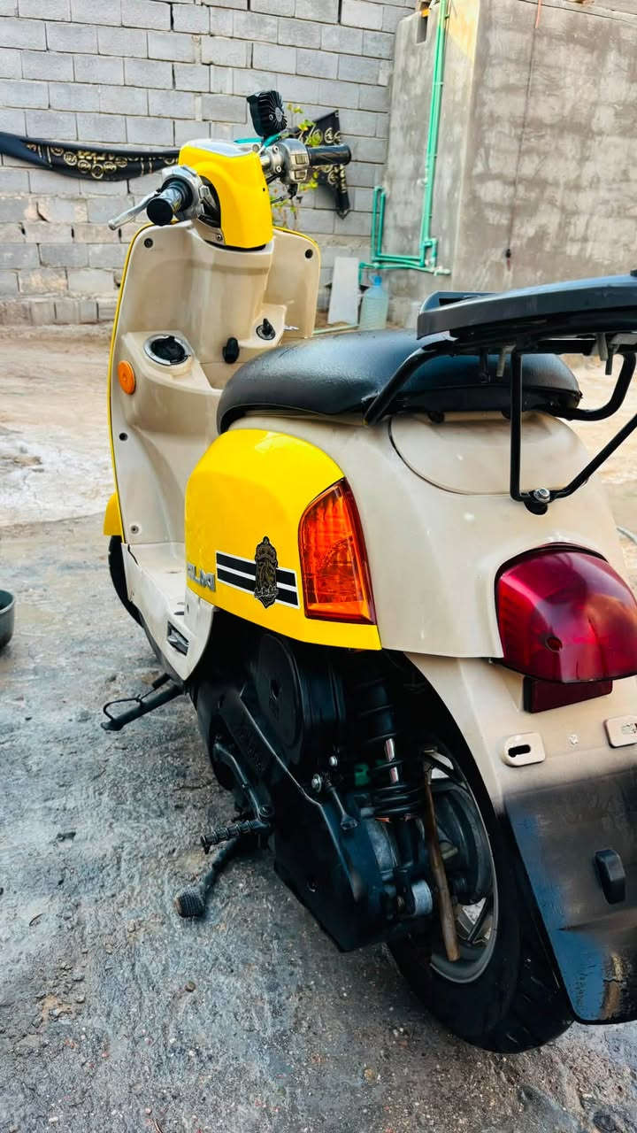 الدراجة كفرات تجارية  كاملة مكملة كلجات بالة جدد وقايش جديد. وفاكيوم وفلتر بانزين جديدات زوج تايرات جديدات فيتنامي شرط اصلي ضمان  هم وضايفلها لايت اضافي فوك بالعينه كهربائيات كلها شغاله وكاملة  بس عداد السرعة واكف البقية كله شغاله  والويل بلادي  مو تجاري منين ماتروح صارف عليها حتى التانكي مال البانزين نظفته وغسلته  بس الباتري مالتها طايح لو تبدله لو تشحنه بالفين دينار  سلف ار جي اس  مدري شسمه هم جديد شرط الاصلي وشخاطة جديدة يعني نكرة سلف  الكفر البلادي مالها موجود اسود بس مكسر ومشخط  المكينه مفتوحه بس لان مكان البلك سايف فتحت الكاور سويت سن مال بلك ورجعتها الله يشهد لاكايمة ولا مجفته وانطيك ضمان اذا الدراجة مو بلادية واذا الدراجة مو ناعمة  وناشفة تاخذها ابلاش    وكلشي بيها جديد كلجات اصلية قايش اصلي فلتر بانزين وفاكيوم وسلف اصلي سعرها ٥٥٠  مكاني ابو صخير مقابيل جامعة الكرمة تريد تجيني للبيت هلا بيك تريد نلتقي بمكان هم ماكو مشكلة مامتواجد ؏ الفيس بس واتساب واتصال ***********
