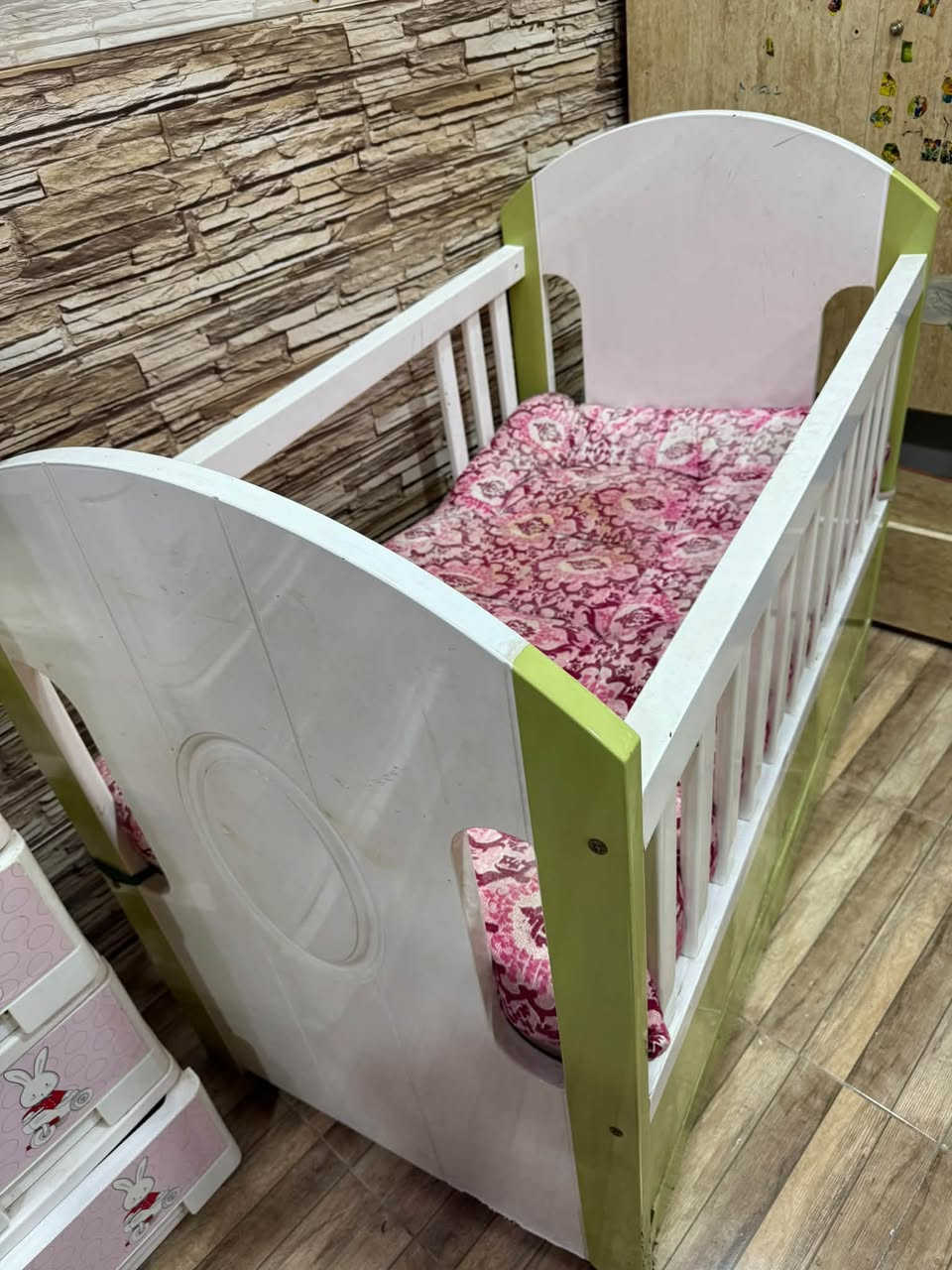 سرير اطفال ماخذته من بصره سنتر  مع جرارات ثنين موجود بشارع التجاري
+964 788 166 1377
