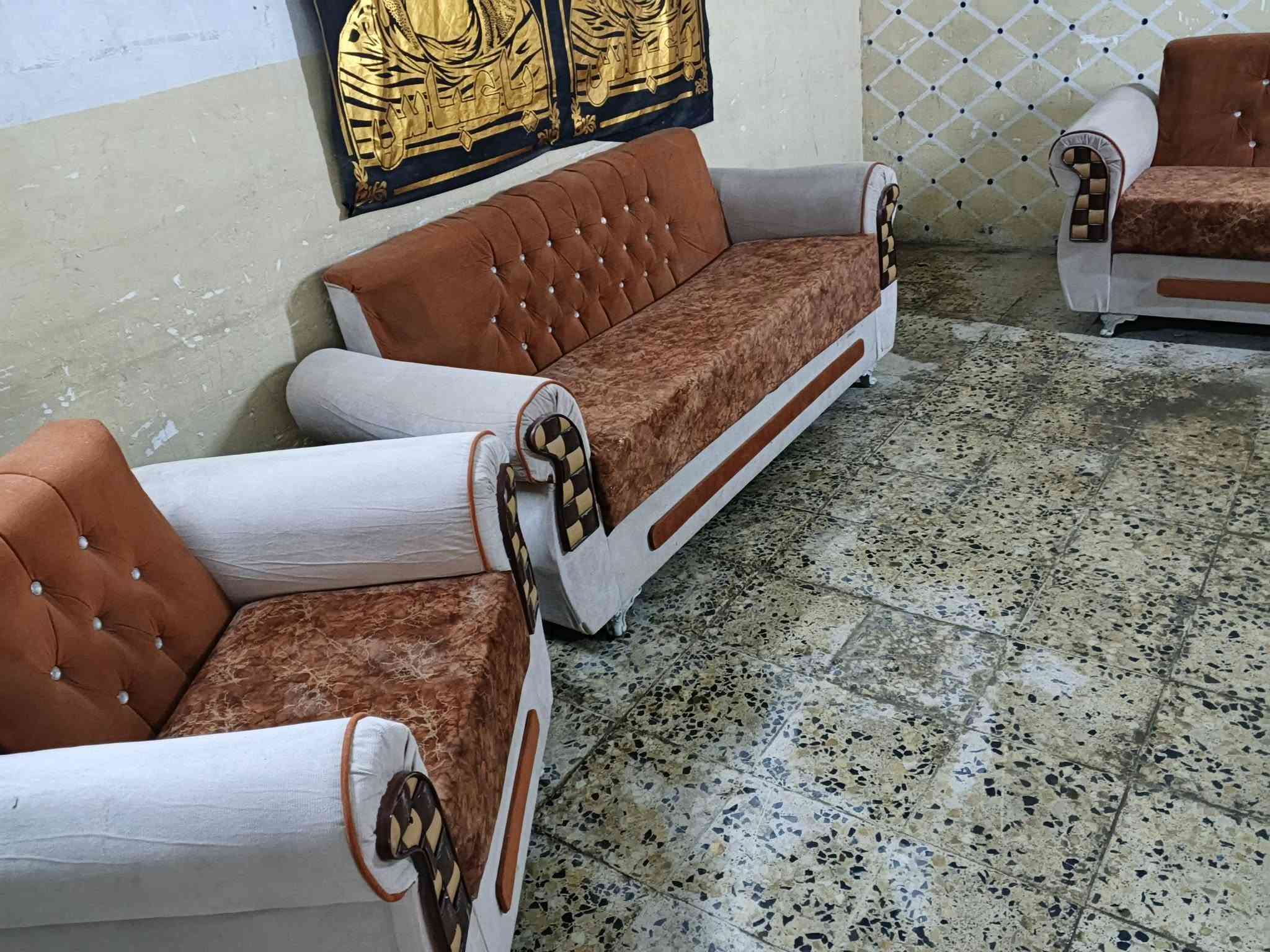 تخم عشر مقاعد نضيف اسفنج عالي العنوان بابل الحمزه الغربي الحي العسكري الاستفسار ***********
