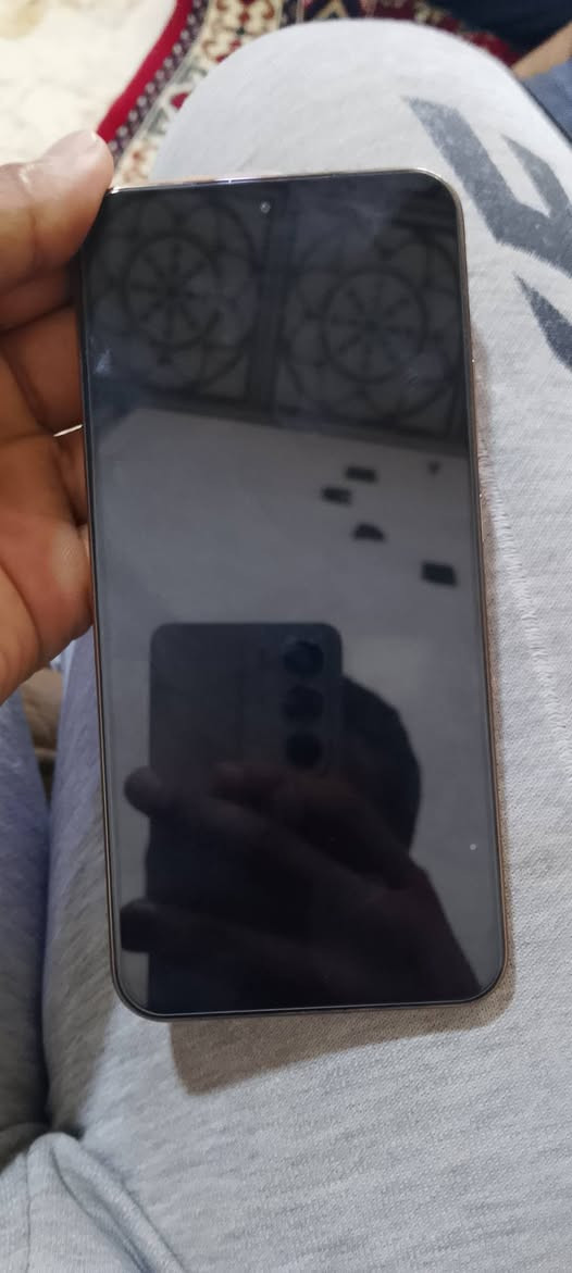 جهاز Honor X9D 
مستخدم شي، قليل 
ذاكرة 256 
رام 16+8 
كاميرا 108ميغا بكسل 
دبل سيم 
ومواصفات هواي، بعد 
السعر 500 بي مجال قليل 
مو شراي لا تراسل 
الخاص مفتوح  
واتصاال ***********
