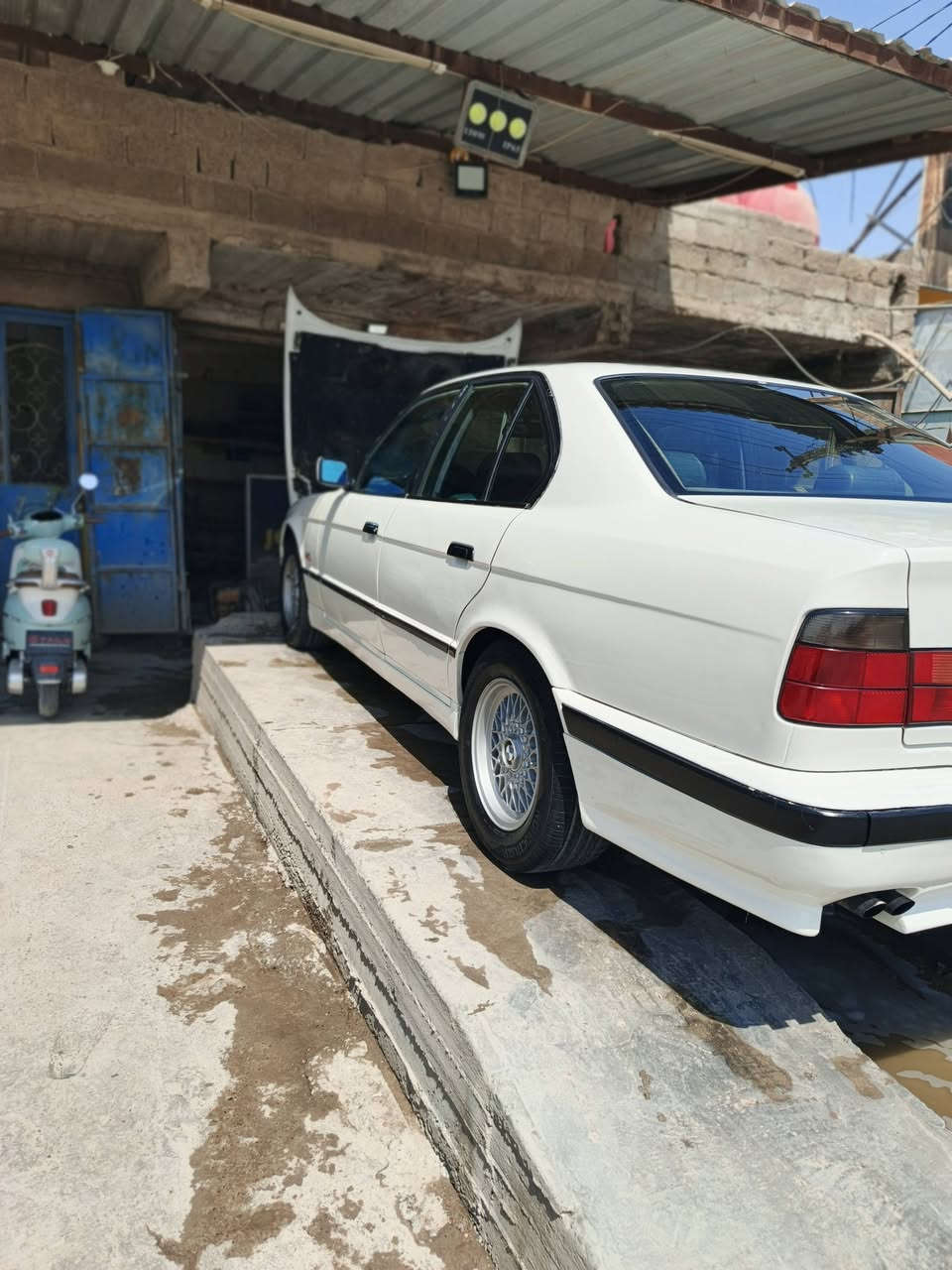 السلام عليكم بي إم للبيع 525كير محرك خير من الله تخم تاريات جديد موديل 90رقم بغداد دولي بسمي هزة جديده تحويل مباشر كهربائيات كله شغالة مكان السيارة بغداد السعر خاص مصبوغه عام بدون ضربه رقم الجوال ***********
