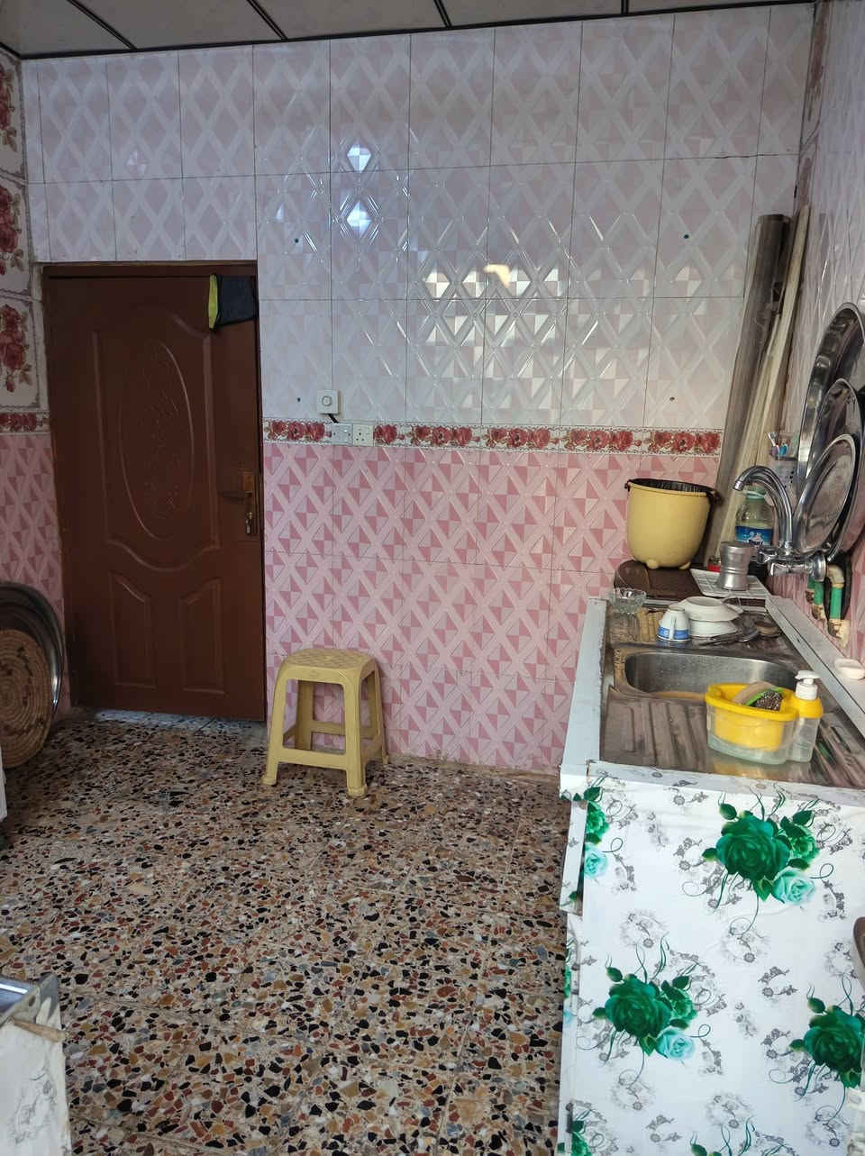 السلام عليكم بيت للبيع 150 متر مربع 10×15
غرفتين وصالة واستقبال وصحيات داخلية وخارجية الاساس صب السقف عگادة شارع المطار القديم مقابل جامع ام البنين القبة الذهبية السعر 45 للاستفسار 
***********
