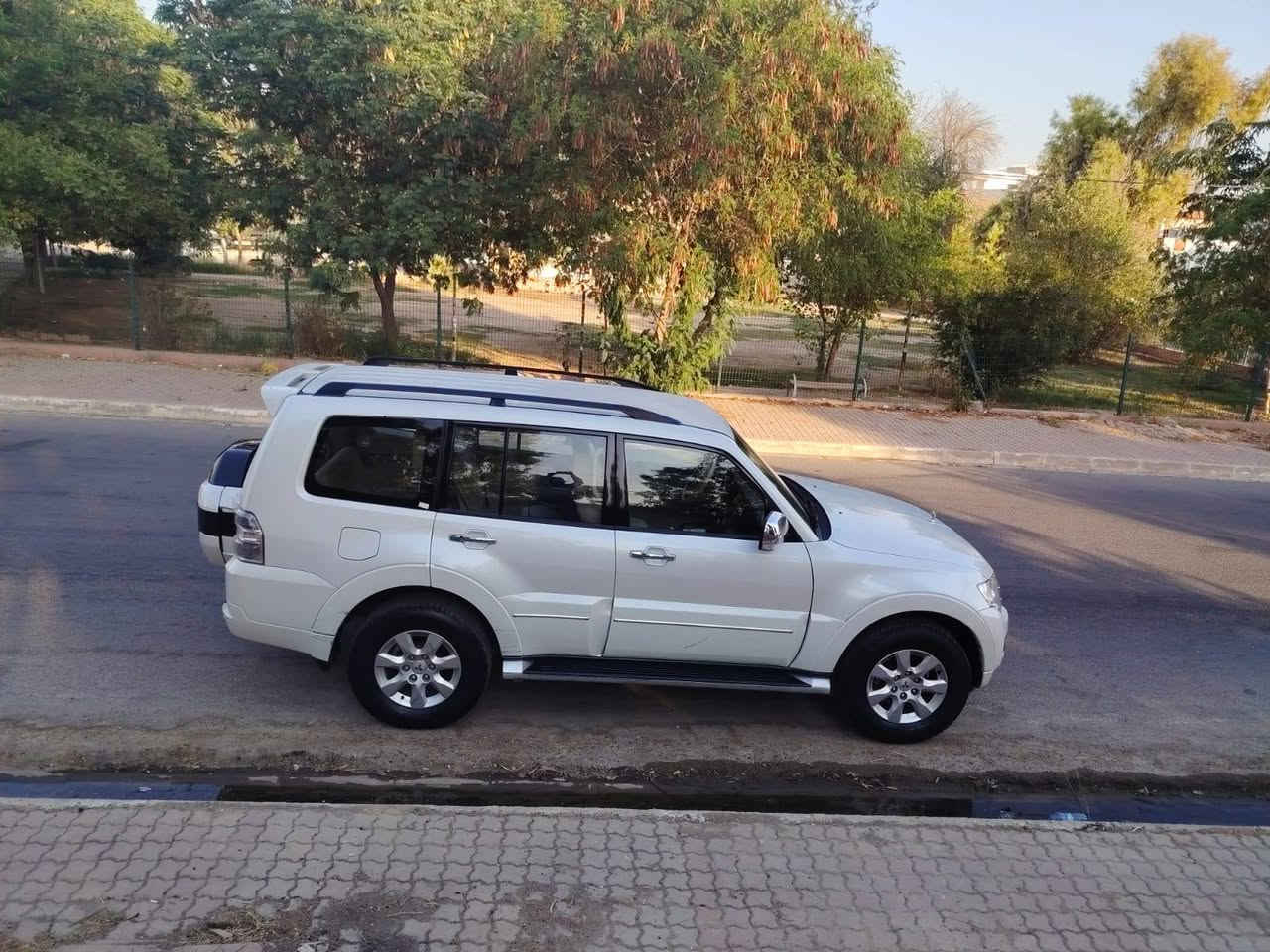 السلام عليكم ورحمه الله وبركاته باجيرو 2018 خليجي 3000 لون ابيض كير ومحرك شرط سيارة نظيفه كلش خاليه من صبغ  
تبريد ثلج دبل كامل شغال مع اربع تايرات جديد سبير  ما نازل +مثبت سرعه ومانع انزلاق وكاميرا خلفي وحساس 
موقع كركوك رقم سليمانيه جديد سنوية الي 2030 تحويل مباشر مع ورقه بانزين السعر  197$ رقم ***********
