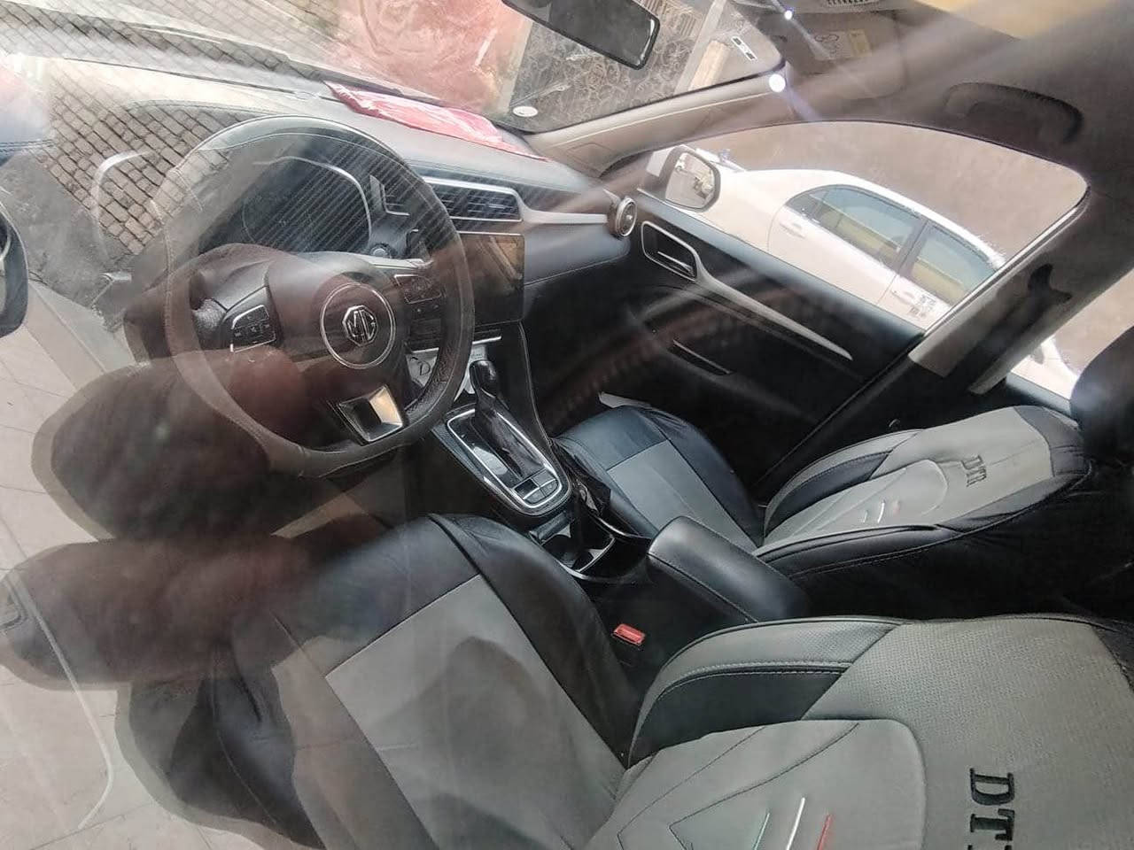 Comfort

🚗 المواصفات:

* الموديل: MG ZS 2024
* الفئة: Comfort
* الممشى: 50,000 كم
* المحرك: 1.5 لتر (1500 CC)
* المحرك تنفس طبيعي وليس تيربو
* ناقل حركة أوتوماتيك
* اللون الخارجي: أبيض
* إضاءة أمامية LED
* إضاءة خلفية LED
* السيارة تحت ضمان الوكالة
* جميع الصيانات الدورية تمت داخل الوكالة
* السيارة استخدام شخصي وحالتها جيدة

حالة السيارة:
السيارة تعرضت لحادث بسيط جداً، والضرر يقتصر على ضربة خفيفة في جهة الأبواب من جانب الراكب، تشمل الباب الأمامي والباب الخلفي. الضرر بسيط ويحتاج إلى إصلاح، مع توضيح الحالة للمشتري بكل شفافية
*********** البصرة, العراق
