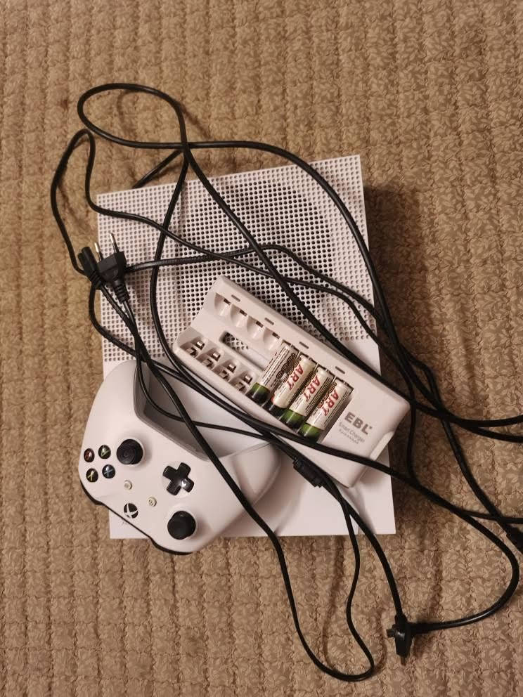 سلام عليكم xbox one s نضيف جداً لوك ستيكر واحد تيره 1T مع جوستك الاصليه و كامل ملحقاته مع بطاريه ART اصليه قابله للشحن عدد 4 مع شاحنه من شركه EBL سعر 285 بي مجال شي بسيط +game sir x4a نضيف مستعمل شي قليل سعر 85 للتواصل واتس ‏‪***********‬‏

