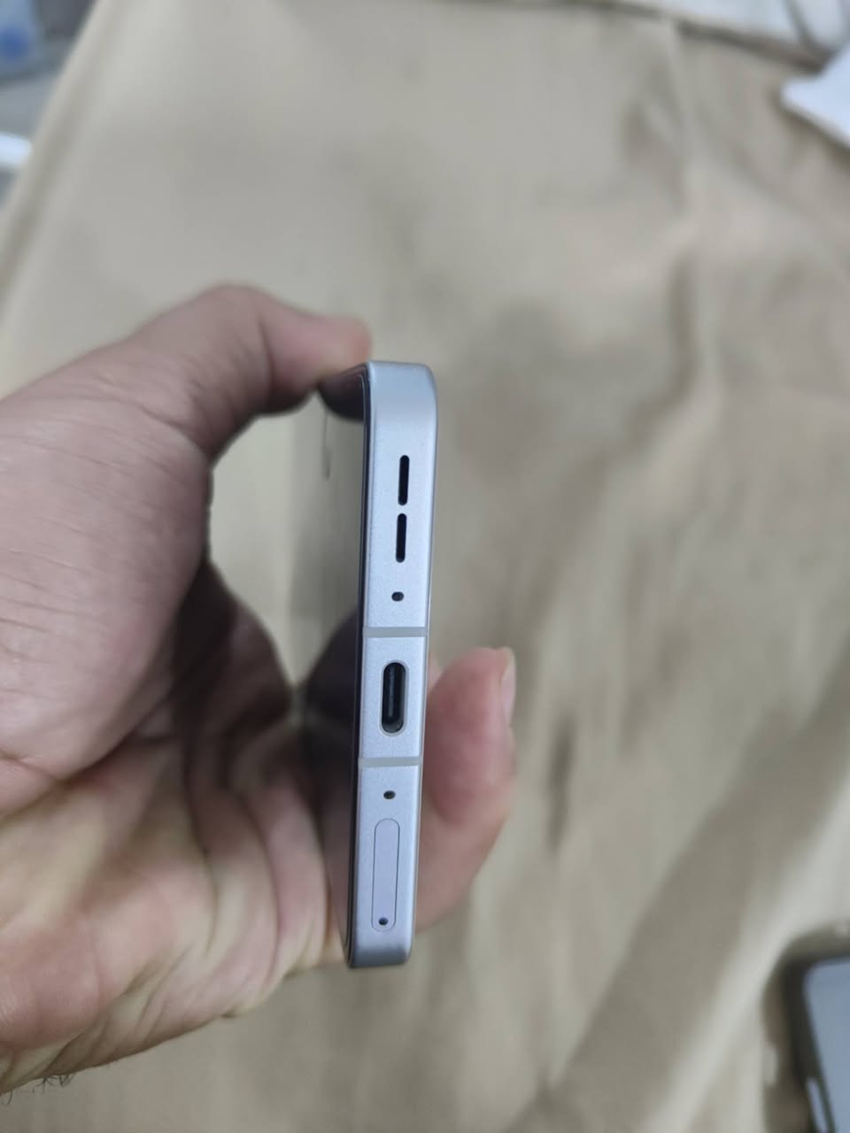 سلام عليكم
OnePlus 13r 
ذاكره 512 / 16
عالمي
بطاريه 100
نظافه 100
ملحقاته شاحنه اصليه و كفر 
مكاني نجف 
سعره 525
*********** واتس اب

