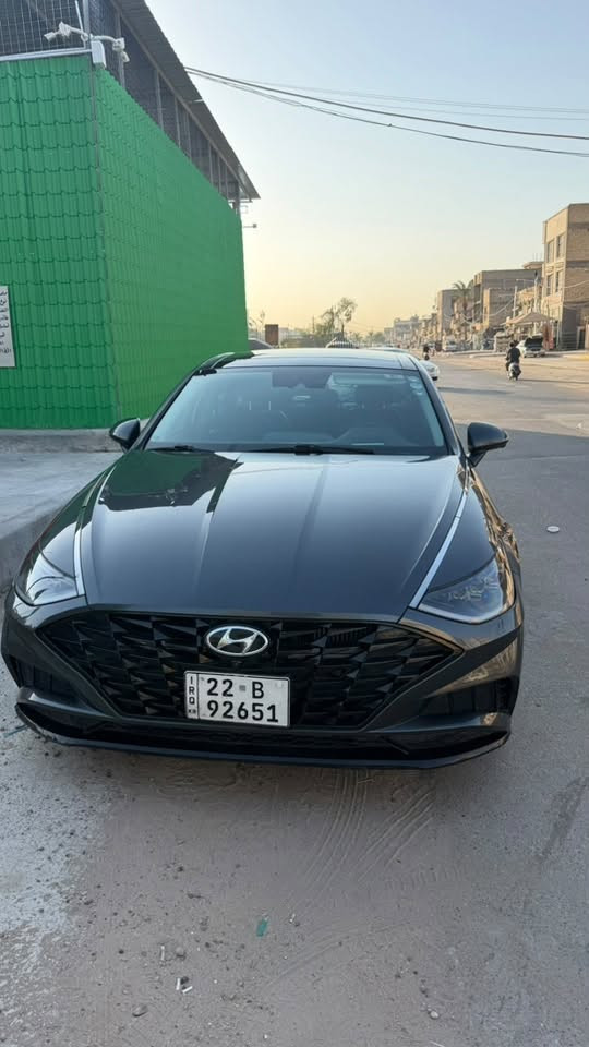 سوناتا 2022 لمتد
أعلى مواصفات، كلشي بيها، شوف مواصفات اللمتد على النت، هي نفس المواصفات بالضبط.
ممشاها : 98000km قابل للزيادة
وارد أمريكي..
ضربتها باب السايق والخلفي وشبر من ورة الباب الخلفي فقط.
رقمها أربيل.
مكاني بغداد.

السعر : 160 
رقمي واتساب : ***********
