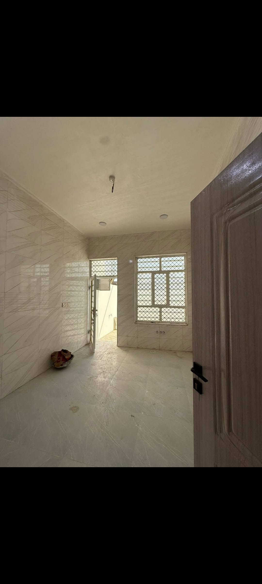 🏠 بيت للبيع /حولي الخصيمه عرصات حيدر ابن حجي هندي  - الديوانية
📐📐 المساحة: 135 م²
🛠️ بناء حديث 

بناء درجه اولى يتكون من استقبال_مطبخ_صاله_غرفتين صحيات_ 
بيت متعوب عليه بنائه كله حديث 

📞 للاستفسار: الاتصال على *********** او المراسله على الواتساب
