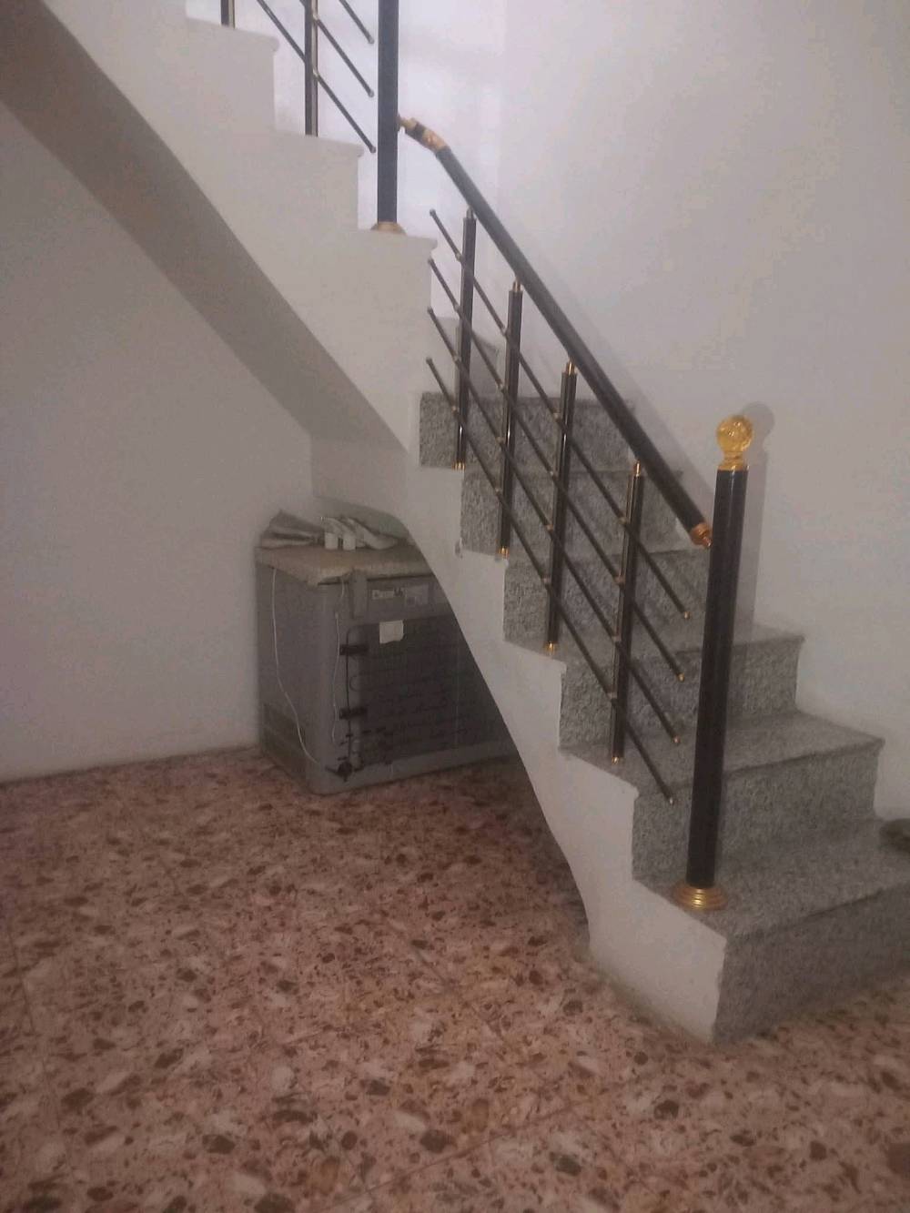 🏠 بيت للبيع – الزعفرانية

📐 المساحة: 100 متر مربع
🏢 طابقين

🔹 الطابق الأول:
• غرفة
• مطبخ
• استقبال
• هول
• صحيات

🔹 الطابق الثاني:
• غرفتين نوم
• هول
• صحيات
• مخزن

📜 السند: زراعي – سند 25
💰 السعر: 80 مليون

📍 العنوان: بغداد – الزعفرانية، نهاية شارع الكهرباء، شارع المختار الثقفي

📞 للاستفسار والاتصال:
***********
البيت شكد عمره تقريباً؟ وهل بيه أي ترميمات أو شغل سابق لازم ينذكر بالمواصفات؟: 
بناء 2023 نقصه فقط واجها
عدادات وخدمات الدار شلون وضعها هسه: كهرباء، مي، صرف صحي، وكلشي شغال لو لا؟: 
كامل من الماء والكهرباء والمجاري
العنوان دقيق أكثر وين بالضبط بالزعفرانية؟ وإذا تحب تضيف معلم قريب حتى يسهل على الزبون يوصل.: 
نهايه شارع الكهرباء شارع المختار الثقفي الفرع السادس مجاور اسواق نمبر ون
السعر قابل للمفاوضة لو ثابت؟ وتفضل البيع كاش لو أكو مجال للتقسيط/التسهيل؟: 
قابل للتفاوض 