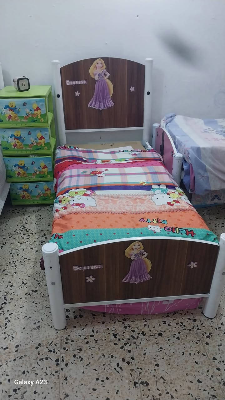 جرابي اطفال للبيع بحالة جيده سعر السرير الواحد ٦٠ الف وكنتور تفصال ٣ ابواب وبحالة جيده ب٢٥٠ للاستفسار مراسلة الرقم ***********
