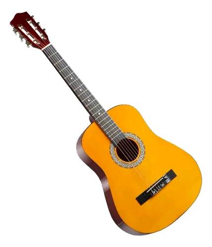 هذا غيتار كلاسيكي (Classical Guitar)، ويُعرف أيضاً بالغيتار الإسباني.
يتميز هذا النوع من الغيتارات بعدة خصائص واضحة في الصورة:
• الأوتار: يستخدم أوتاراً مصنوعة من النايلون (Nylon Strings) والتي تعطي صوتاً دافئاً وناعماً، وتكون أخف على الأصابع مقارنة بالأوتار المعدنية.
• رأس الغيتار (Headstock): يحتوي على فتحات طولية تُثبت بداخلها مفاتيح الدوزان، وهو التصميم التقليدي للغيتار الكلاسيكي.
• الرقبة (Neck): تكون عادةً أعرض ومسطحة أكثر مقارنة بالغيتار الأكوستيك (الصوتي) ذو الأوتار المعدنية.