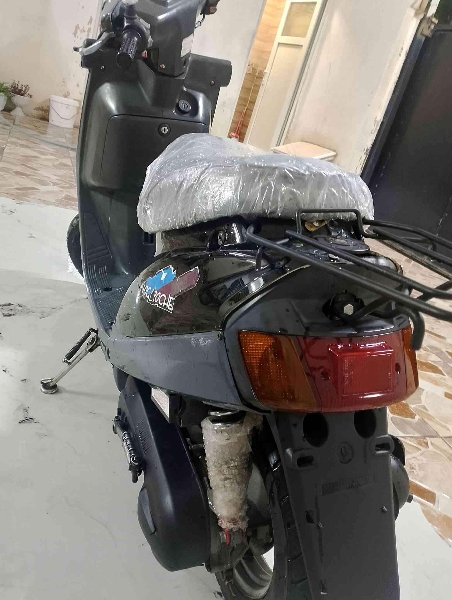 السلام عليكم، هذه الدراجة للبيع
النوع: ياماها (Yamaha))

المحرك: ما مفتوح وبدون أي مشاك

الكهربائيات: كلها شغالة ونظيفة

العدادات:شغال(عدادالسرع البنزين)

المكابح (البريك): يقف بمكانه، بدون أي عيب 

الفطر (الشرائح/الكفرات): ما مكسور 

وجاهز بلاديالإطارات (التواير): جديدة

*********** تعال واتساب او سیم
