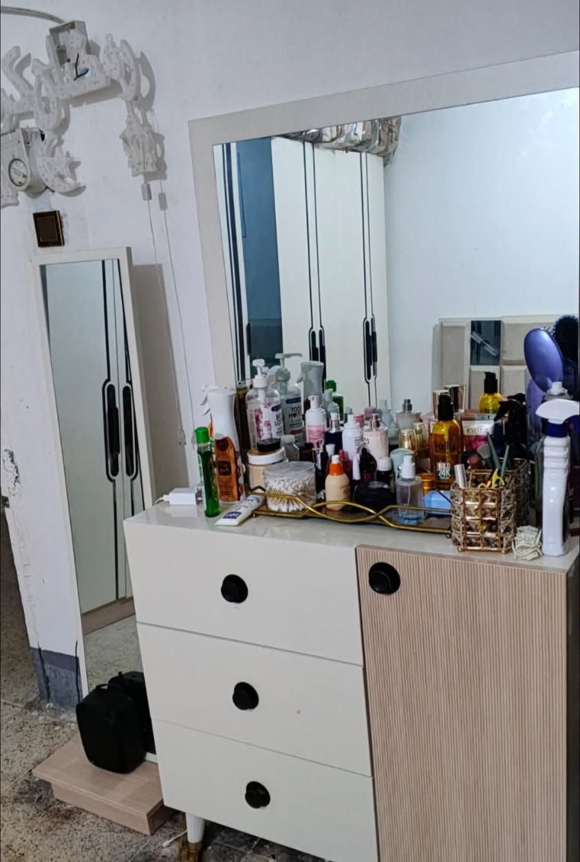 غرف تركيه مستخدمه قليل 
معه غرفه عراقيه خشب فصال حطاطه 

تواصل ***********
