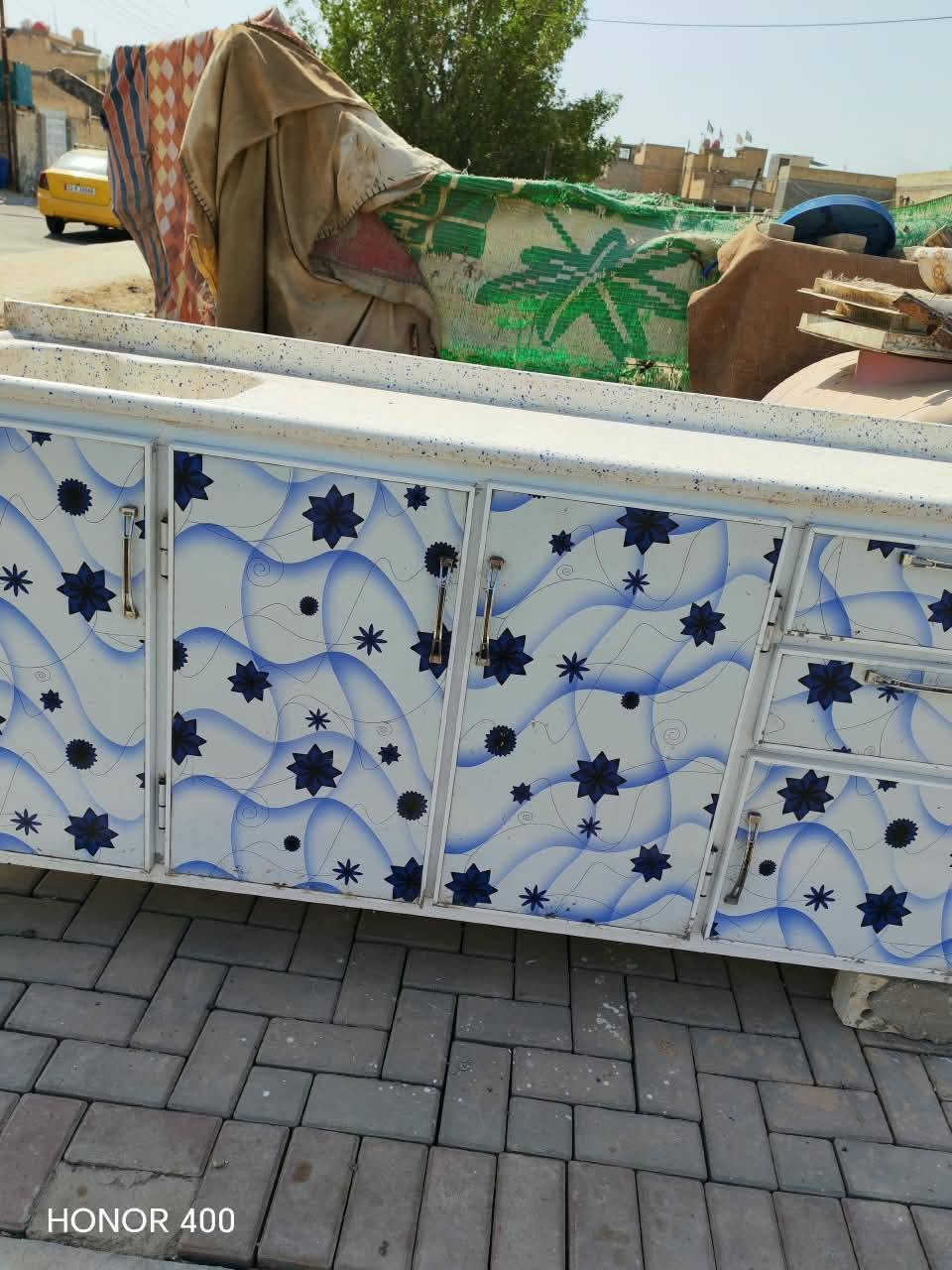 البيع.       كاونتر نضيف كلش بس نقص بيه رجلين.     بغداد الحسينيه راشديه رقم ***********

نص مكتوب في الصور:
- HONOR 400