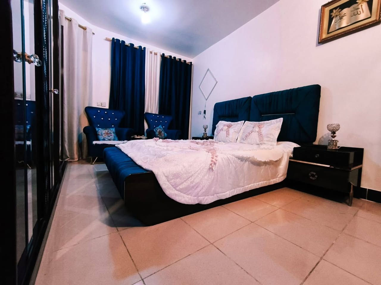 🏡 للبيع: غرفة نوم فاخرة كاملة – بغداد
✨ مميزات الغرفة:
✅ طقم نوم كامل متكامل، تصميم عصري وفاخر
✅ سرير بتصميم أنيق مع ملاءس بيضاء ناعمة وتفاصيل وردية 🌸
✅ خزانة ملابس كبيرة بمرايا عاكسة – مساحة تخزين واسعة
✅ دولاب تجميل مع مرآة مضيئة ودرج تخزين 💄
✅ طاولات جانبية + كرسيين أنيقين
✅ لون أزرق داكن فاخر مع لمسات ذهبية، نظيفة جداً ومحفوظة
✅ المكان: بغداد
 
📞 للتواصل والاستفسار:
اتصل أو راسلنا على الواتساب:
➡️ [أكتبي رقم الهاتف هنا]‏‪***********‬‏
 
فرصة ما تتعوض! تواصلوا معنا بسرعة 🏃‍♀️💨
