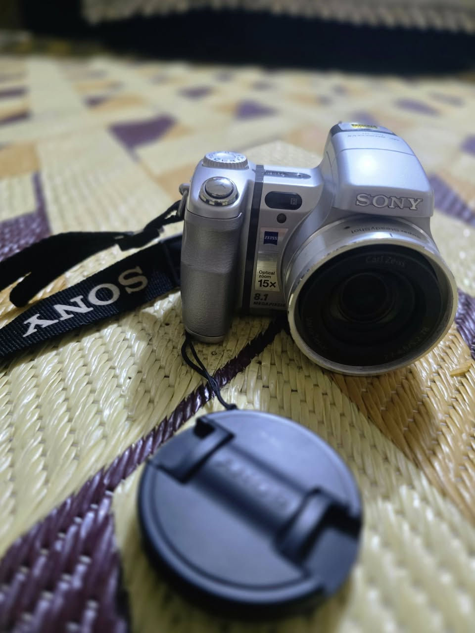 > كاميرا يابانية أصلية Sony DSC-H7 مع عدسة Carl Zeiss الألمانية المشهورة
>
> *المواصفات:*
> 🔹 الدقة: 8.1 ميغابكسل صور صافية
> 🔹 زوم بصري 15x + زوم ذكي 25x يقرب البعيد كلش
> 🔹 عدسة Carl Zeiss Vario-Tessar الأصلية
> 🔹 مانع اهتزاز Super SteadyShot
> 🔹 حساسية عالية ISO 3200 للتصوير الليلي
> 🔹 تصوير Full HD 1080 + خاصية كشف الوجوه
> 🔹 بطارية STAMINA تصور 300 صورة بالشحنة
>
> *الحالة والملحقات:*
> ✅ الكاميرا نظيفة وشغالة 100% بدون اي عطل
> ✅ الكرتونة الأصلية موجودة
> ✅ حقيبة جلد + ريمونت تحكم عن بعد الأصلي
> ✅ هود العدسة + غطا العدسة الأصلي
> ✅ الحزام الأصلي
>
> *مناسبة لـ:* التصوير العائلي، السفرات، الطلاب، والمبتدئين الي يريدون كاميرا احترافية بسعر مناسب.
>
> *المكان:* بغداد - 
> *التواصل:* على الخاص
> *السعر:* [ 170 الف وبي مجال]
الاستفسار   رقم الهاتف ***********
