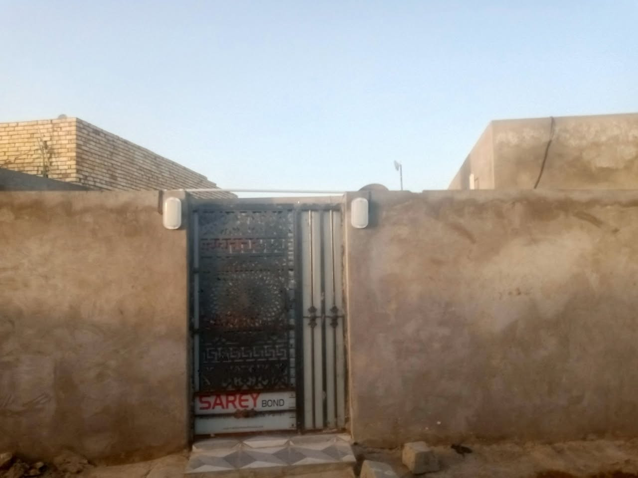 يا الله السلام عليكم دار للبيع مساحه 240 متر منطقه شيخ نعمه قريب عل شارع  يتكون من غرف اثنين مطبخ ودوانيه ***********
