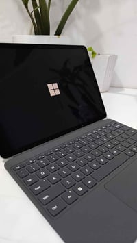 العرض الأقوى: Microsoft Surface Pro 12 (إصدار 2026 الجديد) 🚀  * أداء ج...
