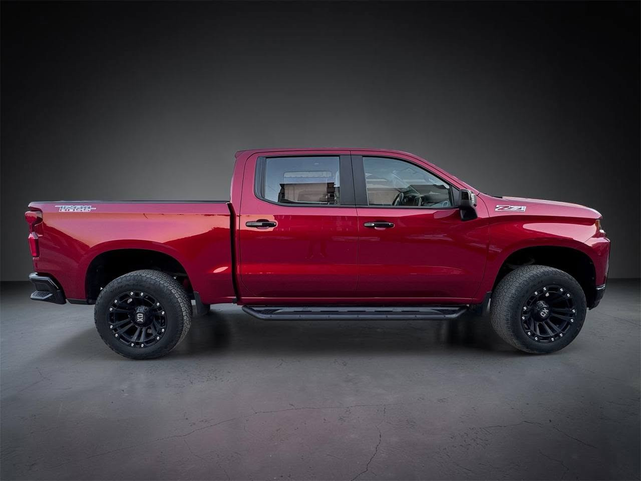 سلام عليكم ورحمة الله وبركاته 
 شوفرليت سلفرادو 2021 Z71 (فول مواصفات)
 المحرك: 6.2L V8
 المسافة المقطوعة: 52 ألف ميل فقط
 الرقم: بغداد 
المواصفات: فتحة سقف 
Z71 أوف رود مع فور ويل (4x4)  
 شاشة وكاميرات ورادارات كاملة (أمامي، جانبي، خلفي)
 نظام صوت حرفي Bose + شوزن/كزوز سبورت
 مقاعد جلد كهرباء (تدفئة للمقاعد والستيرن)
 إضاءة زينون بالكامل + مسطرة LED ودرع أمامي
 باب البدي كهرباء + إنارة خلفية + بوكسات بدي (عدد 2) + دوسات جانبية
 ويل كب حجم 20 + دواخل صاج + إنارة ترحيبية بالمرآة
#السيارة مرفعة بلادي امريكي  
#كزوز CORSA امريكي 

#### ملاحظة 
السياره مكفولة كفالة عامة 
 البدي بدون صبغ، بدون تبديل 
 الحادث: غـــــــــــــــــرق ------- (تم تغيير المقصورة الداخلية بالكامل جميع القطع من الوكالة اصلية مع الفواتير ) 

27000$ قفل 
  
***********
