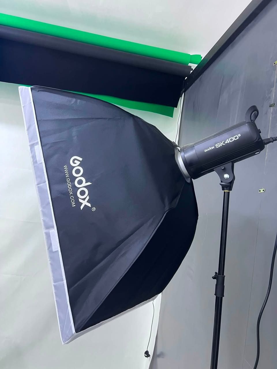📸 للبيع – كيت إضاءة استوديو Godox SK400 II
🔹 العدد: زوج (2)
🔹 الحالة: جديدة تقريبًا، استخدام قليل جدًا
🔹 القدرة: 400W لكل إضاءة
🔹 مناسبة للتصوير الفوتوغرافي والاستوديو والبورتريه
🔹 نظيفة جدًا وبدون أي مشاكل

💰 سعر الزوج: 400,000 دينار عراقي فقط

📞 للاستفسار والاتصال: ***********

