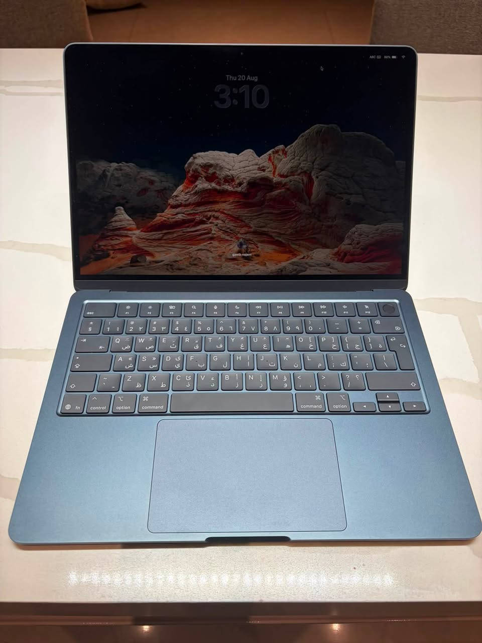 للبيع لابتوب MacBook Air بحالة الوكالة ونظيف جداً مع كامل أغراضه وإضافات حماية كاملة.
المواصفات:
 المعالج: Apple M-Series
 الذاكرة (RAM): 16 جيجابايت
 التخزين (SSD): 256 جيجابايت
 الكيبورد: عربي / إنجليزي أصلي بإضاءة خلفية
 حالة البطارية: 97% (عدد الدورات: 118 دورة فقط)
الملحقات والإضافات:
 الكرتون الأصلي مع الشاحن وسلك MagSafe الوكالة
 كفر حماية شفاف للظهر والقاعدة
 غطاء سيليكون لحماية الكيبورد
 حقيبة جلد فاخرة (Sleeve) لحفظ الجهاز
السعر: [1550000]
الموقع: [بغداد حي الجامعه]
للتواصل: [***********]
صفحاتنا مخصصه لبيع اجهزه ابل المستخدمه 
https://t.me/+e3ca-RBKQ1IxNjZk 
تيكتوك 
i.store.plus0
