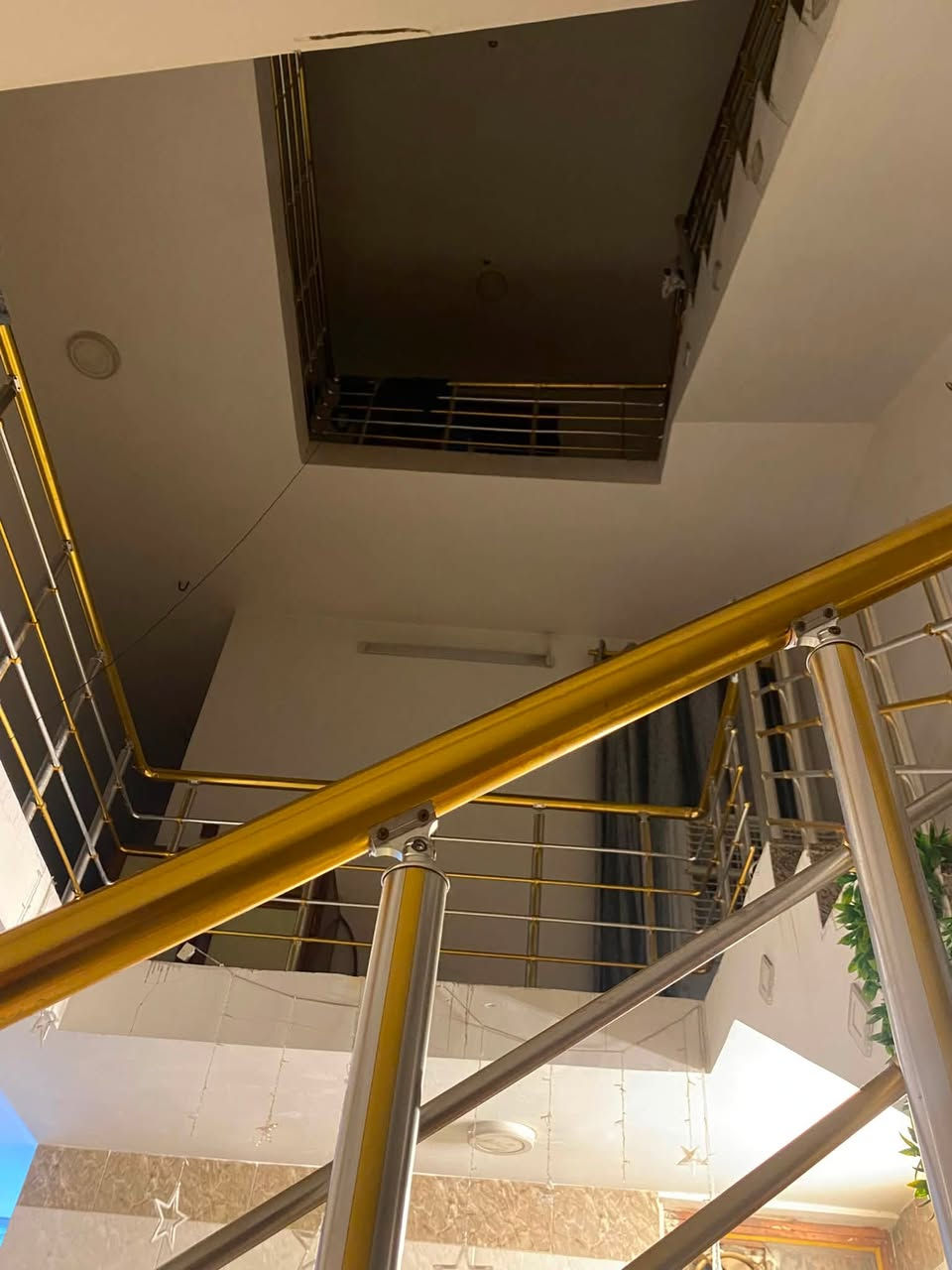 بيت للبيع ١٠٠ متر
🏠 للبيع دار سكني في بغداد الحرية
📍 الموقع: [الحرية الاولى ملحق البستان قرب العياده الشعبية محلة ٤١٨]

🏡 مساحة البناء: [١٠٠ ] متر واجهة ٥ متر 
نزال ٢٠ متر
عرض الفرع ١٣ متر

🏢 عدد الطوابق: [طابقين]

🛏️ عدد الغرف: [٣ وصالة وطبخ حولي كبير  ٣ صحيات وسطحين ]

📄 نوع السند: [طابو صرف]

الدار بحالة [جيدة] ومناسبة للسكن.وسعره مناسب بسبب بيع مستعجل

ملاحظة:[قرب المولد]

📞 للتفاصيل والتواصل صاحب الدار: [***********]

أو مراسلة خاص.
