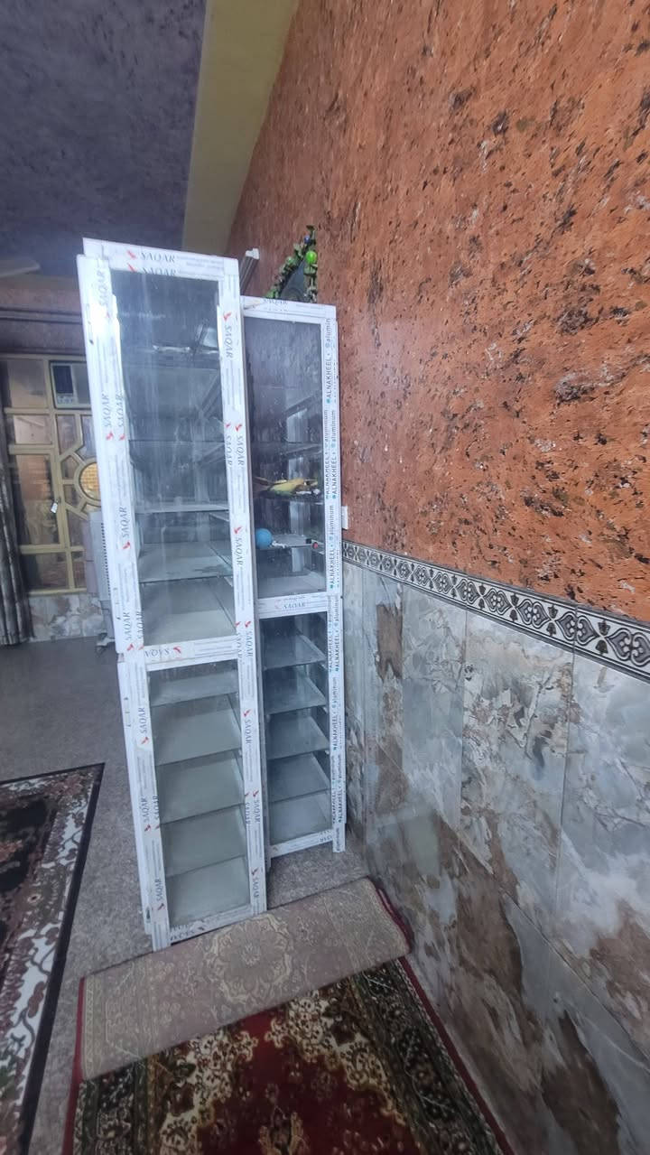 فاترينات المنيوم وزجاج ثقيل عدد ٨ قطعة نظيفات جدا استخدام صيدلية للاستفسار الاتصال على الرقم ***********
