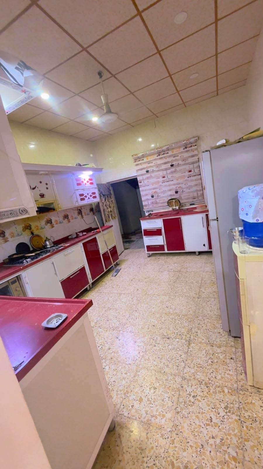 بيت طابو زراعي حولي الجامعه مقابل بيت المرمر المساحه 200مترغرفتين وصاله وبراني ومطبخ وصيحيات داخلي وخارجي السعر 73مع المجال ***********

